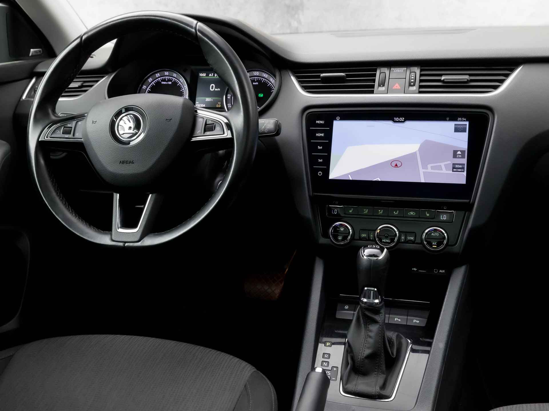 Škoda Octavia Combi 1.6 TDI Luxury Sport Automaat (PANORAMADAK, APPLE CARPLAY, GROOT NAVI, STOELVERWARMING, CAMERA, SPORTSTOELEN, CANTON AUDIO, GETINT GLAS, LED KOPLAMPEN, NIEUWSTAAT) - 7/41