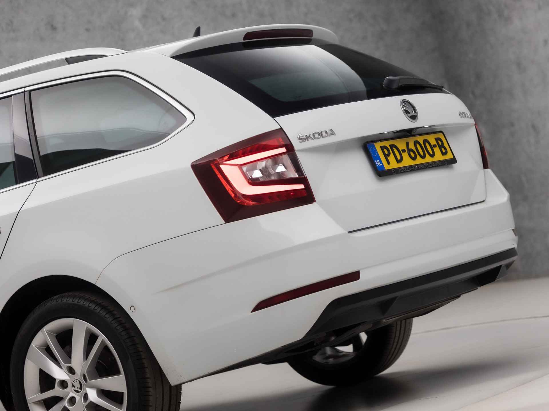 Škoda Octavia Combi 1.6 TDI Luxury Sport Automaat (PANORAMADAK, APPLE CARPLAY, GROOT NAVI, STOELVERWARMING, CAMERA, SPORTSTOELEN, CANTON AUDIO, GETINT GLAS, LED KOPLAMPEN, NIEUWSTAAT) - 14/41