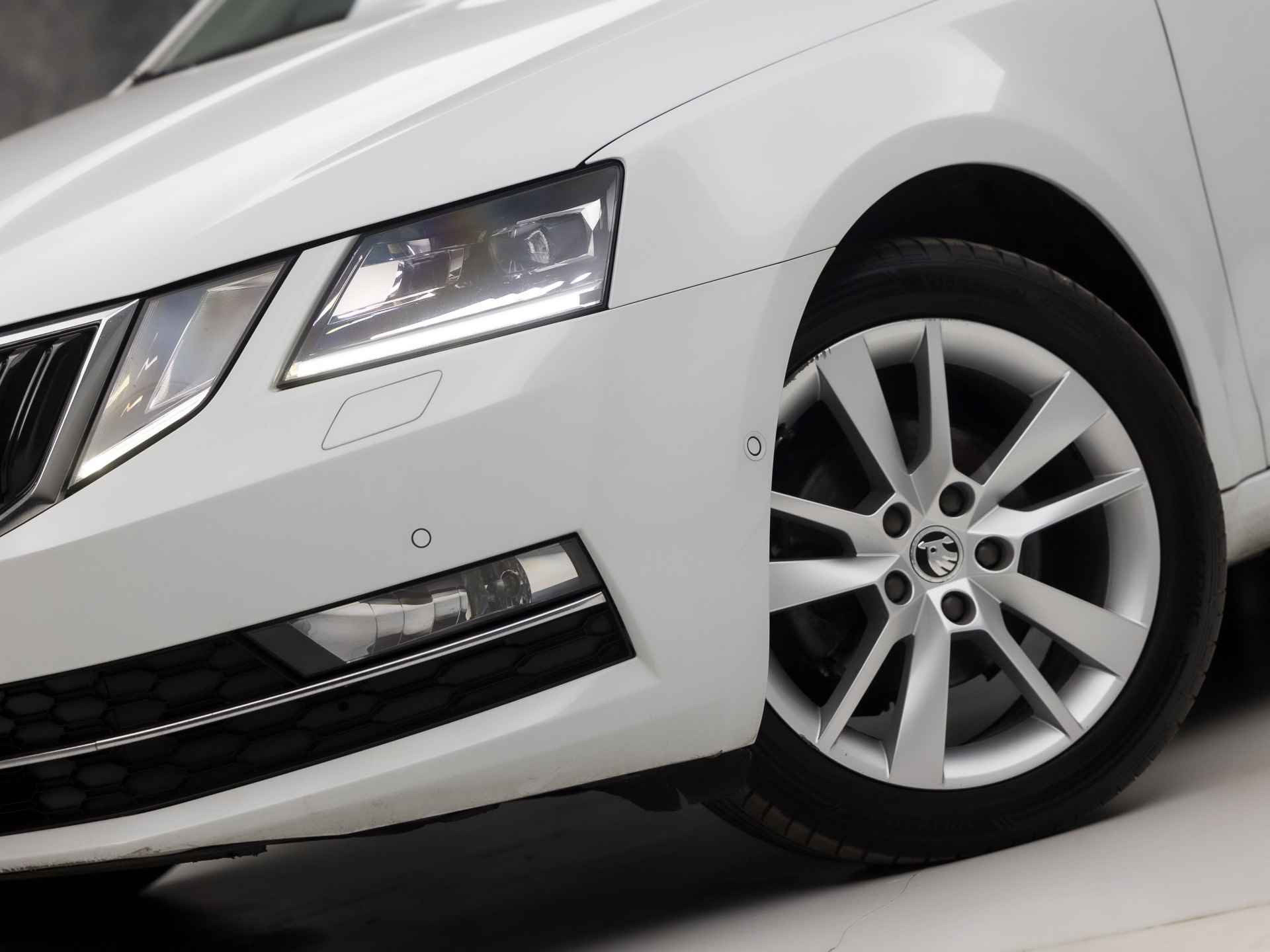 Škoda Octavia Combi 1.6 TDI Luxury Sport Automaat (PANORAMADAK, APPLE CARPLAY, GROOT NAVI, STOELVERWARMING, CAMERA, SPORTSTOELEN, CANTON AUDIO, GETINT GLAS, LED KOPLAMPEN, NIEUWSTAAT) - 38/41