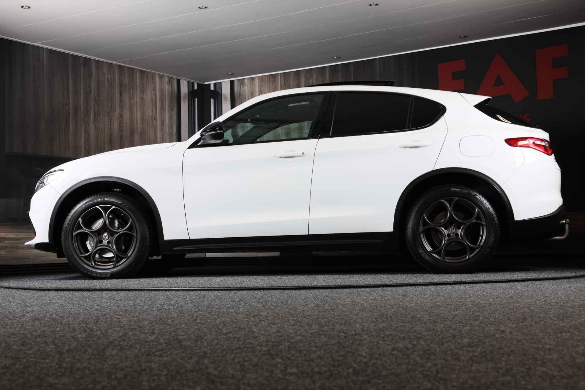 Alfa Romeo STELVIO 2.0 T AWD B-Tech / 280 PK / AUT / ACC / Camera / Navi / Leder / Open Panoramadak / Lane Assist / Led / Pdc / 20 - 33/50