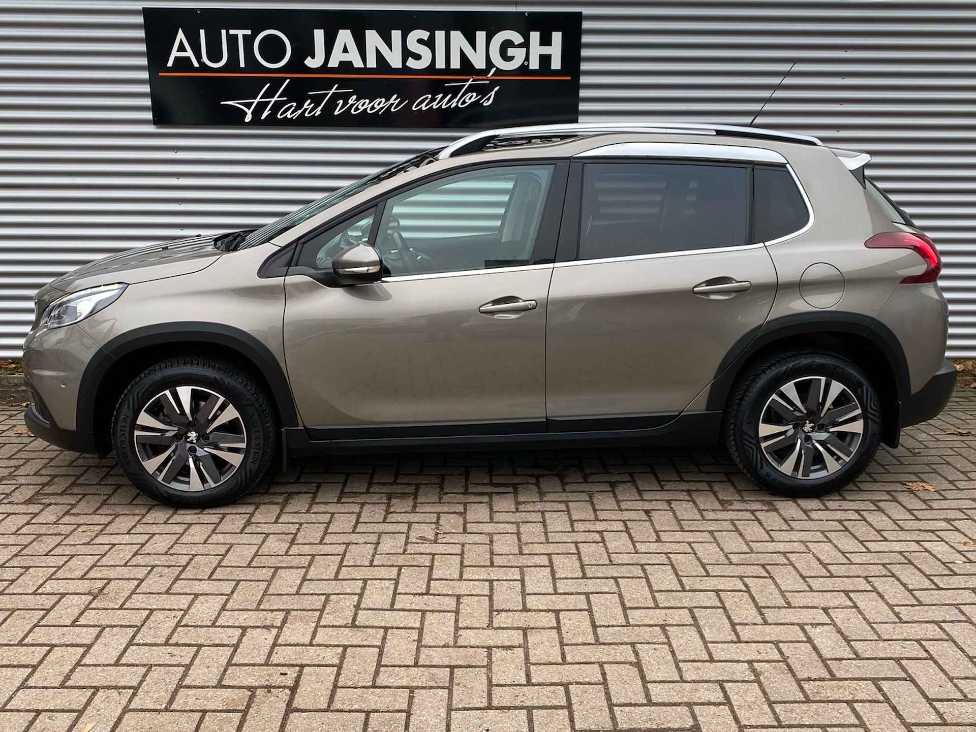 Peugeot 2008 1.2 PureTech Allure met panoramadak en 68.061km!! | Clima | Cruise | Navigatie | Lederen bekleding | LM velgen | Unieke km stand | Ndl auto | RIJKLAARPRIJS INCL 12 MAANDEN GARANTIE EN BEURT - 3/29