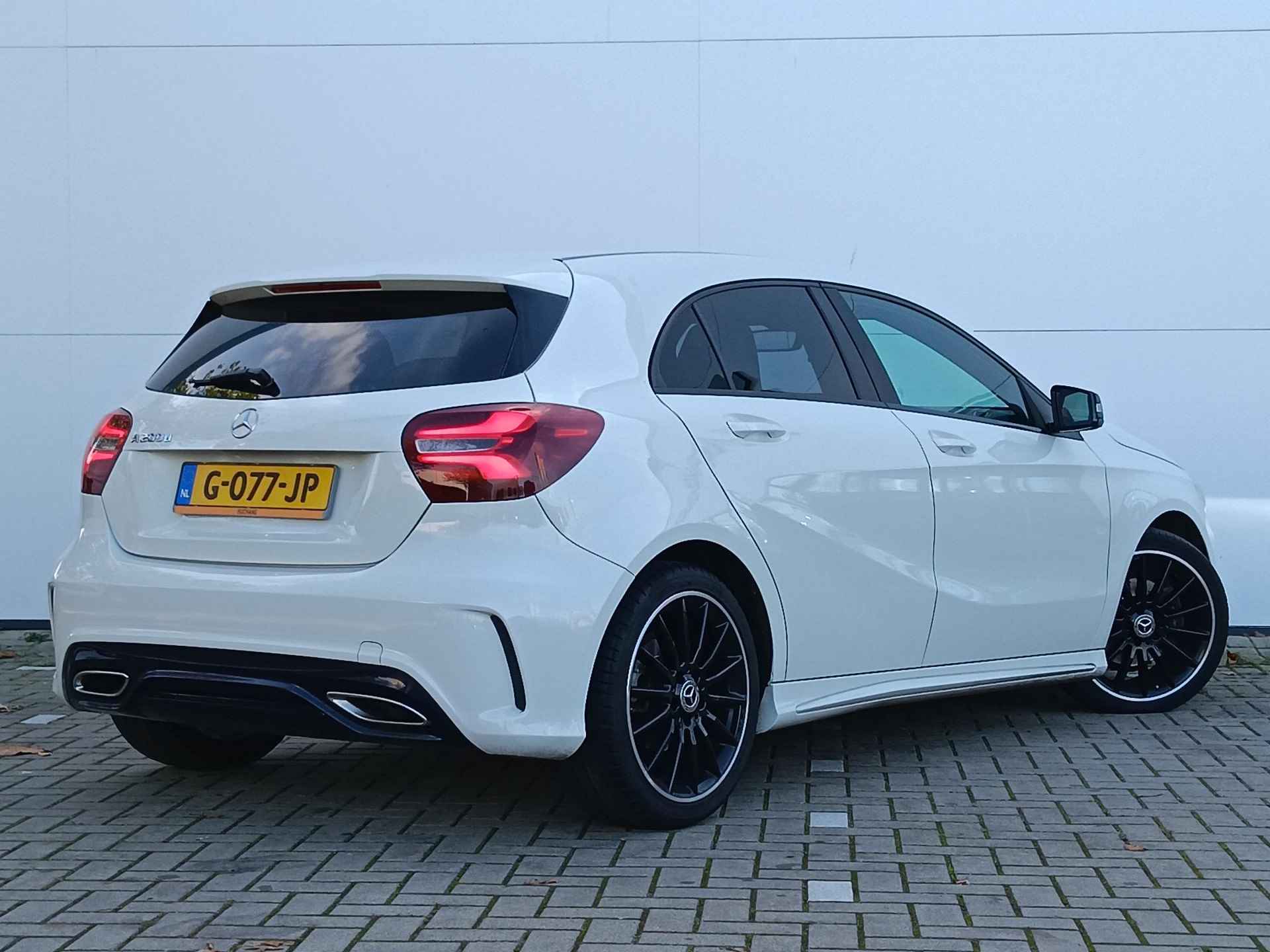 Mercedes-Benz A-klasse 200 d Business Solution AMG Automaat / Navigatie / Parkeersensoren + Camera / Half Leder - 3/35