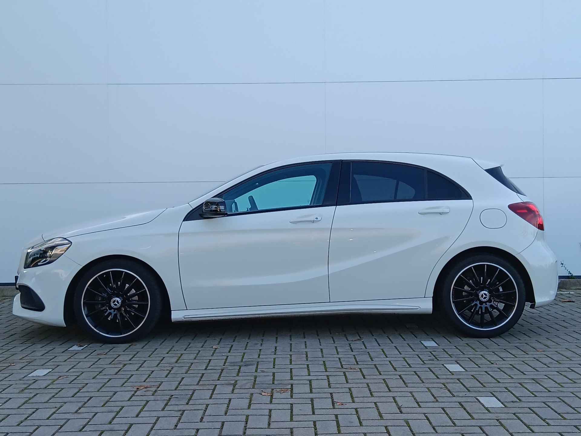 Mercedes-Benz A-klasse 200 d Business Solution AMG Automaat / Navigatie / Parkeersensoren + Camera / Half Leder - 10/35