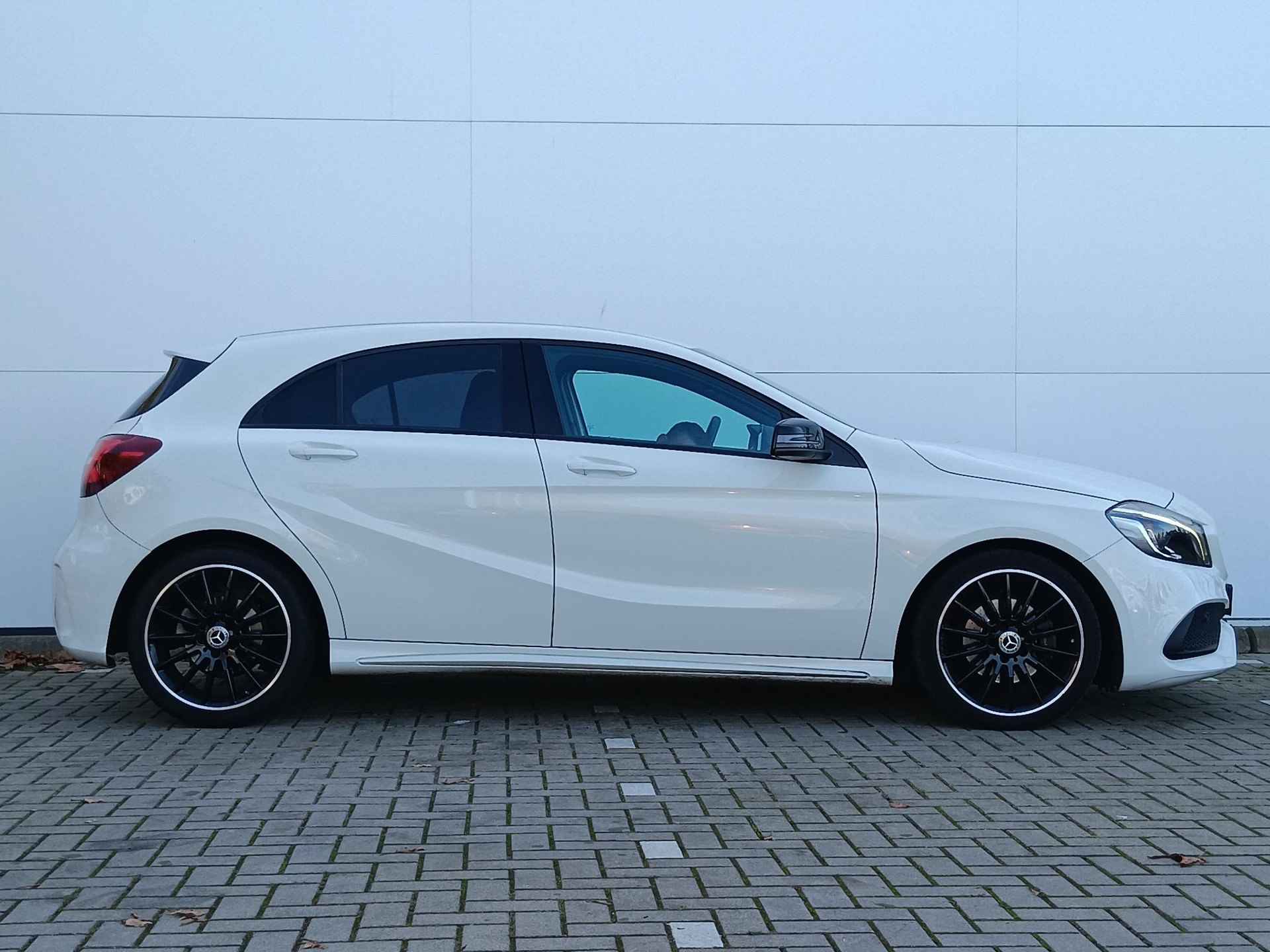 Mercedes-Benz A-klasse 200 d Business Solution AMG Automaat / Navigatie / Parkeersensoren + Camera / Half Leder - 11/35