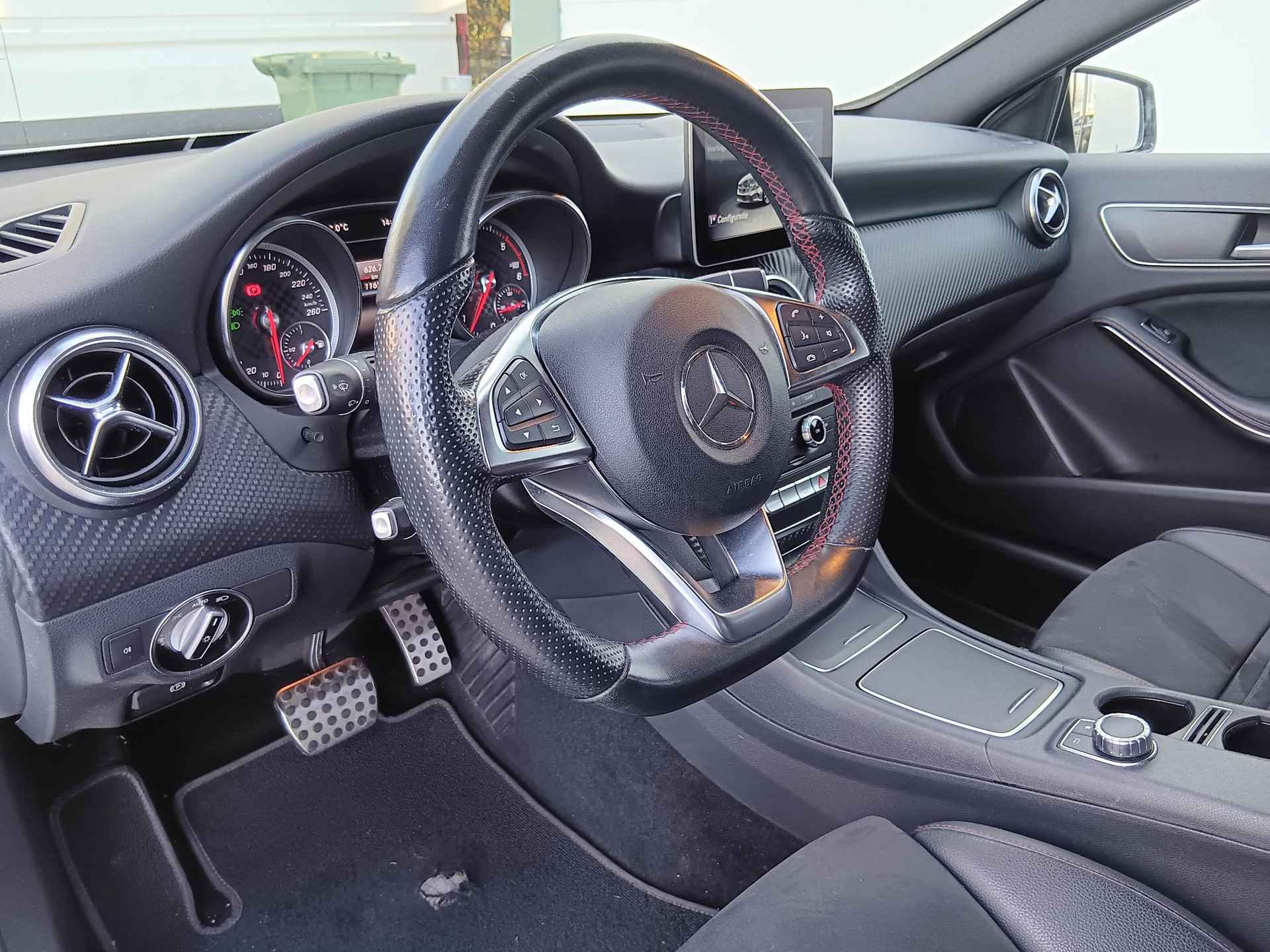 Mercedes-Benz A-klasse 200 d Business Solution AMG Automaat / Navigatie / Parkeersensoren + Camera / Half Leder - 18/35