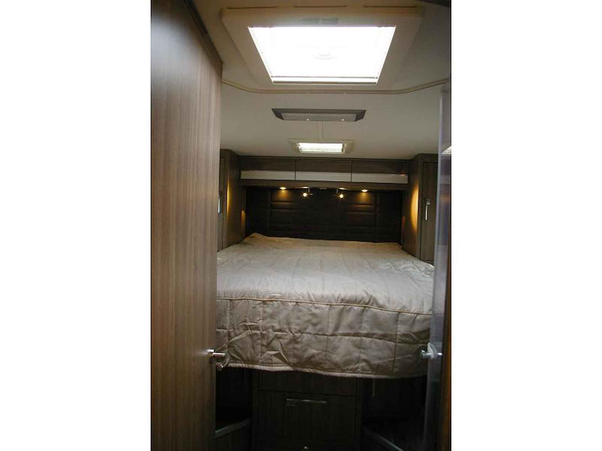 Kabe Travel Master Royal X 780 LQB Queensbed, Hefbed, level. - 17/20