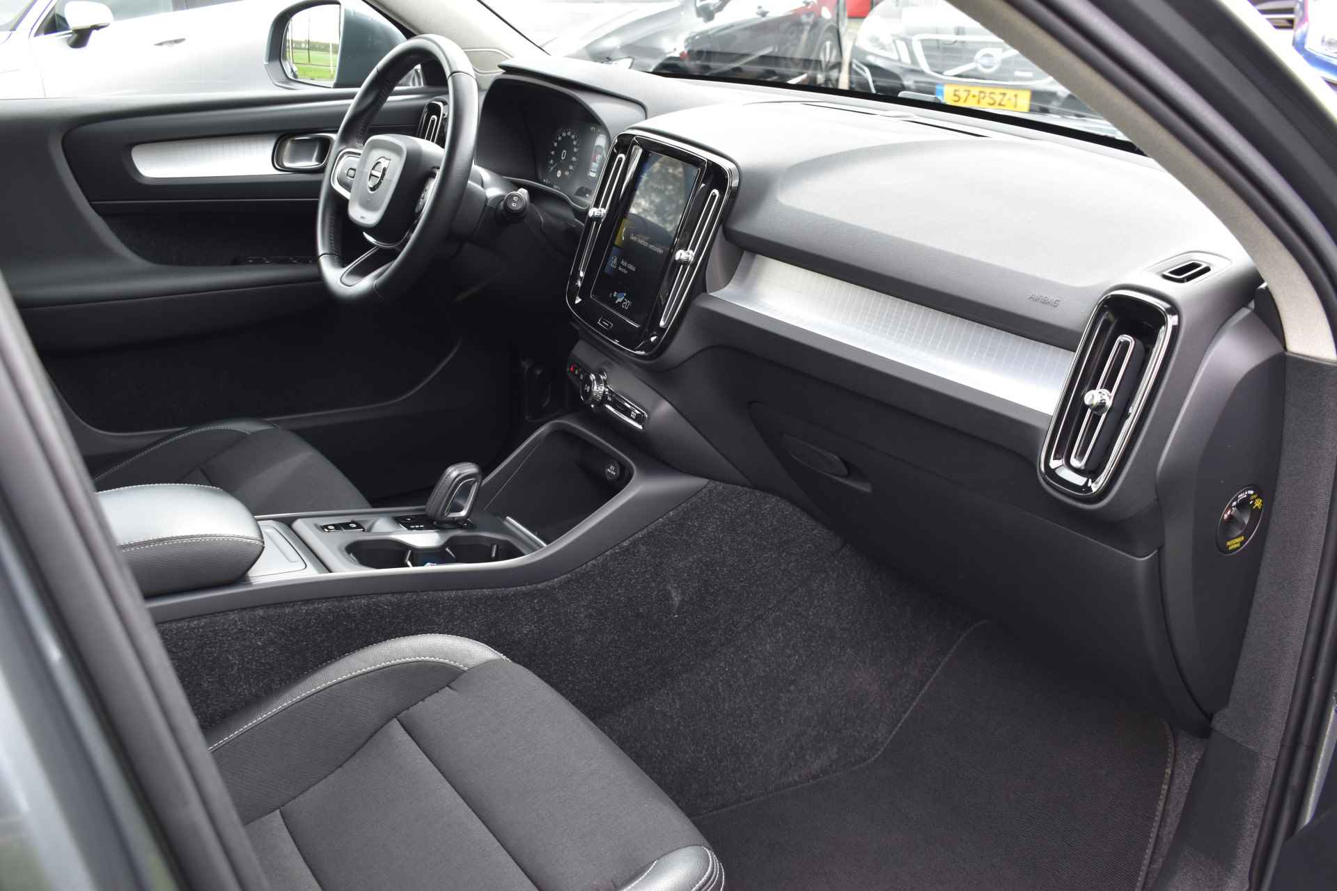 Volvo XC40 T4 190PK Automaat Momentum | Volvo on Call | Trekhaak | Parkeersensoren V+A | Camera achter | 18"LMV - 17/39