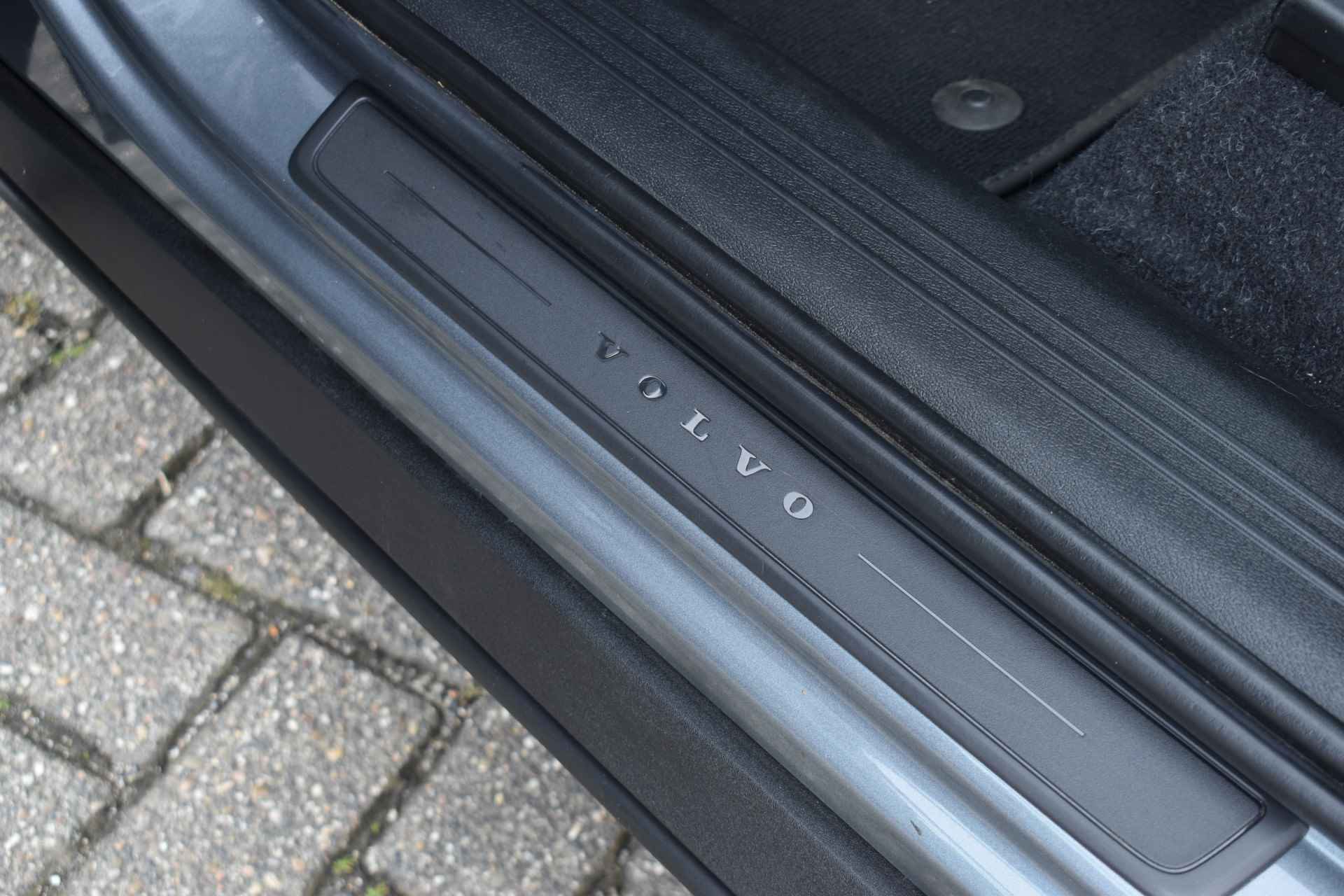 Volvo XC40 T4 190PK Automaat Momentum | Volvo on Call | Trekhaak | Parkeersensoren V+A | Camera achter | 18"LMV - 24/39