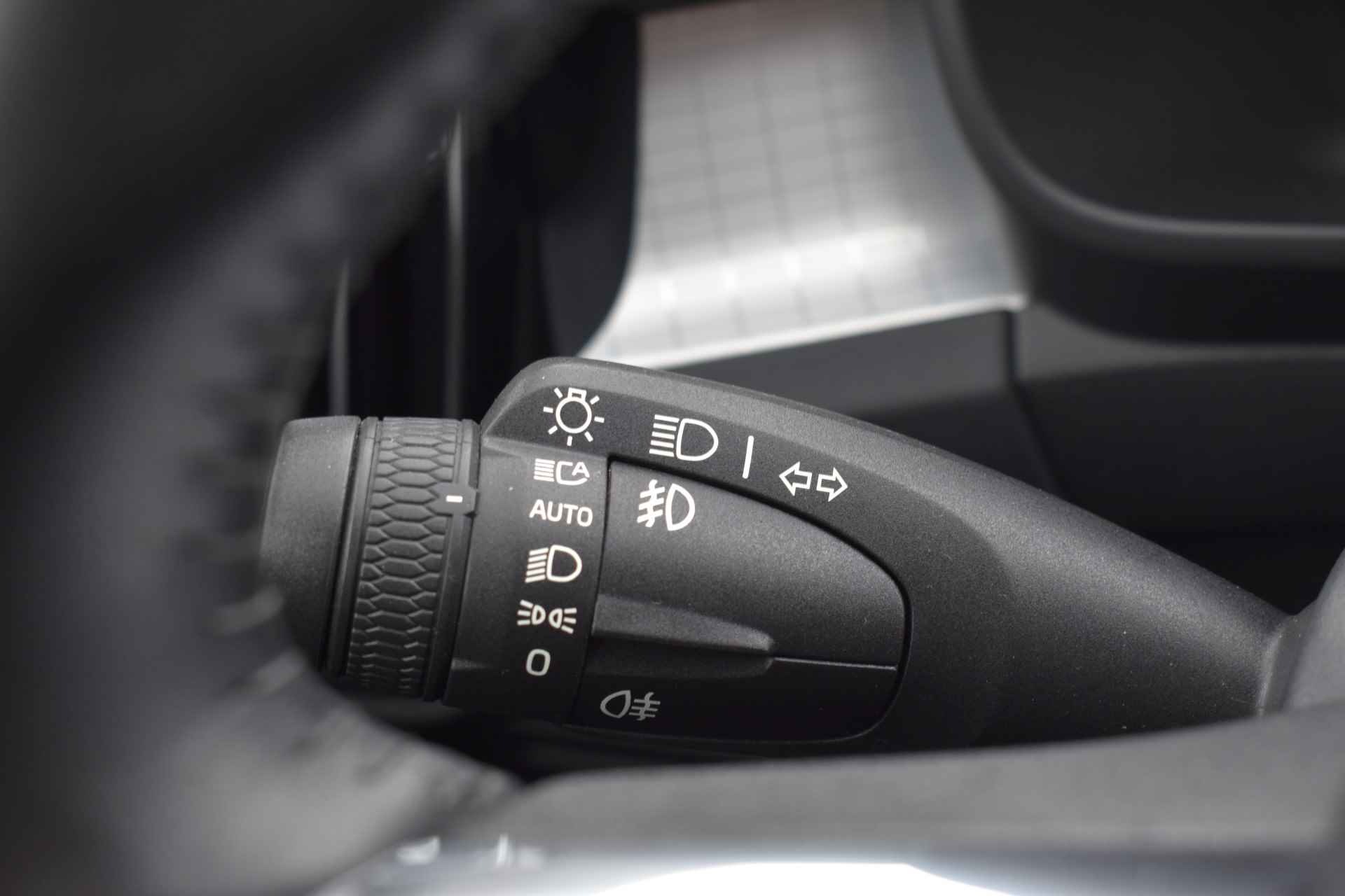 Volvo XC40 T4 190PK Automaat Momentum | Volvo on Call | Trekhaak | Parkeersensoren V+A | Camera achter | 18"LMV - 27/39