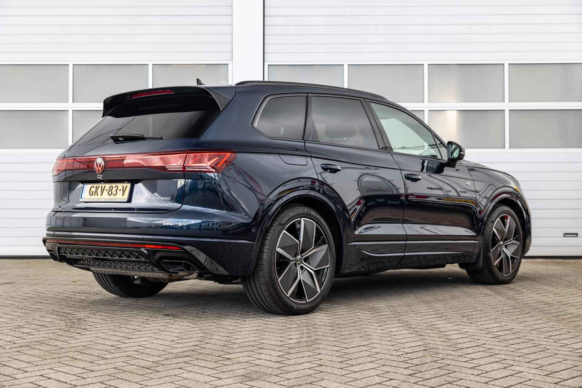 Volkswagen Touareg R 3.0 TSi 462pk eHybrid 4MOTION | Panoramadak | 21" Velgen | Trekhaak Elektrisch | Sluithulp | Head-up Display - 2/67