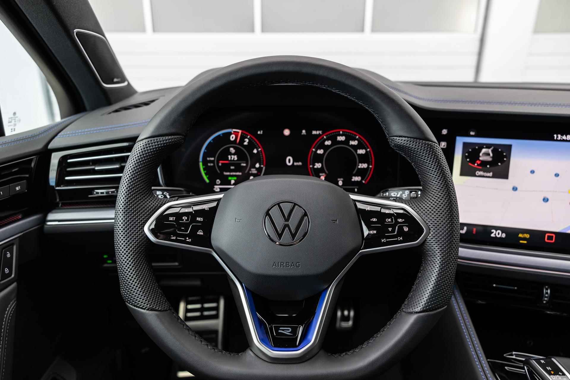 Volkswagen Touareg R 3.0 TSi 462pk eHybrid 4MOTION | Panoramadak | 21" Velgen | Trekhaak Elektrisch | Sluithulp | Head-up Display - 49/67