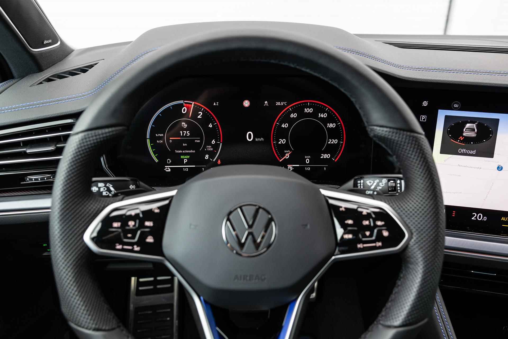 Volkswagen Touareg R 3.0 TSi 462pk eHybrid 4MOTION | Panoramadak | 21" Velgen | Trekhaak Elektrisch | Sluithulp | Head-up Display - 50/67