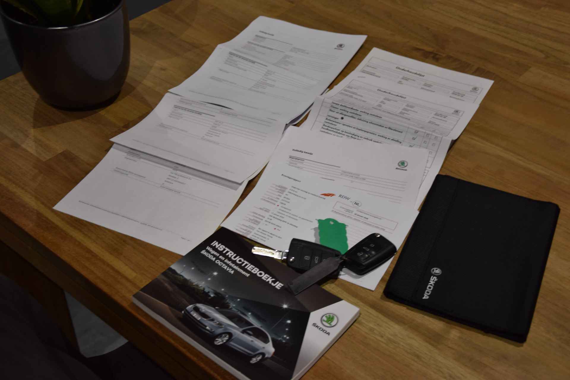 Škoda Octavia Combi 1.0 TSI 116PK Greentech Sport Business | BOVAG Garantie | Org. NL | LED Koplampen | PDC V&A + Camera | DAB | 17'' Velgen | Verwarmbare Sportstoelen | - 15/36