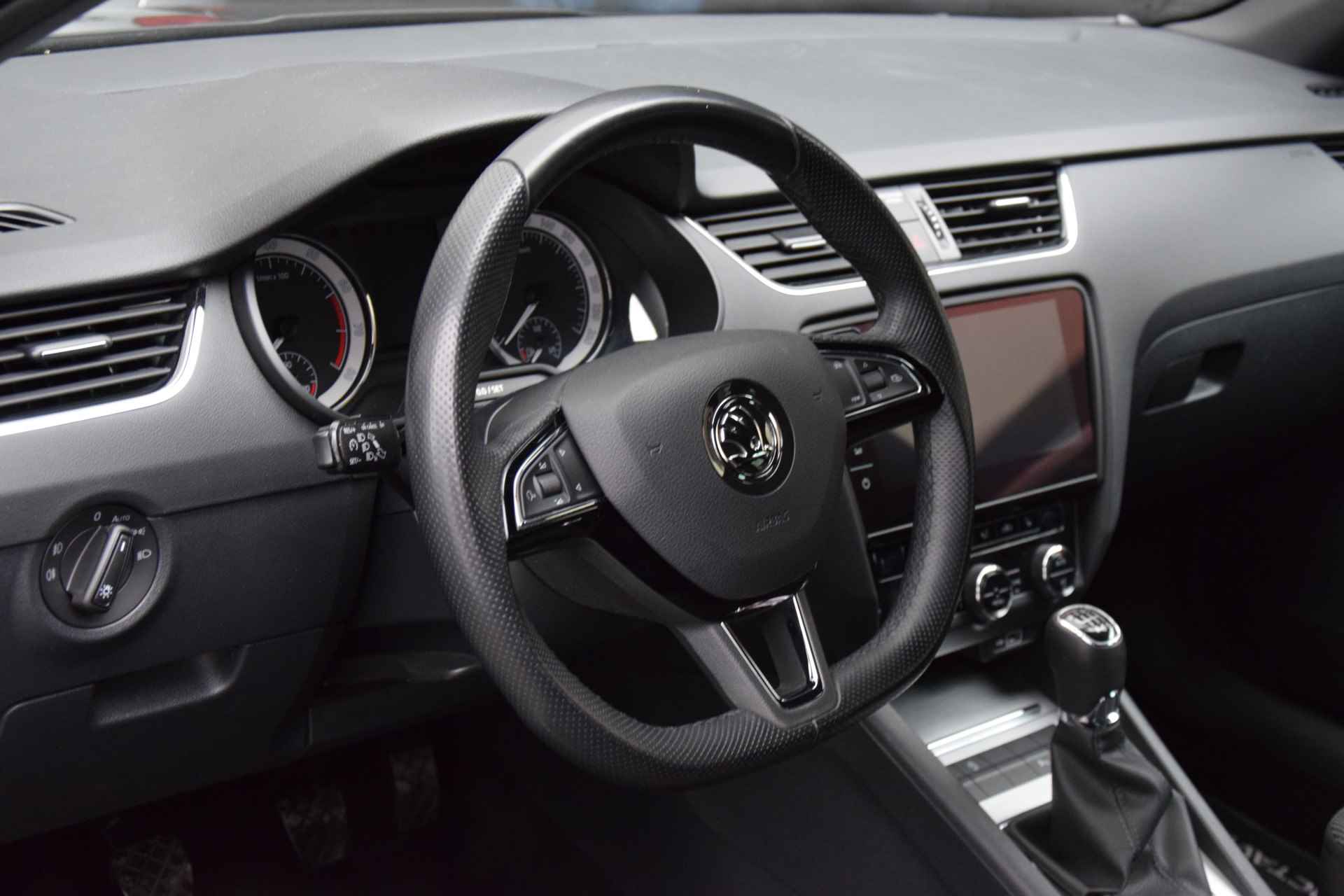 Škoda Octavia Combi 1.0 TSI 116PK Greentech Sport Business | BOVAG Garantie | Org. NL | LED Koplampen | PDC V&A + Camera | DAB | 17'' Velgen | Verwarmbare Sportstoelen | - 18/36