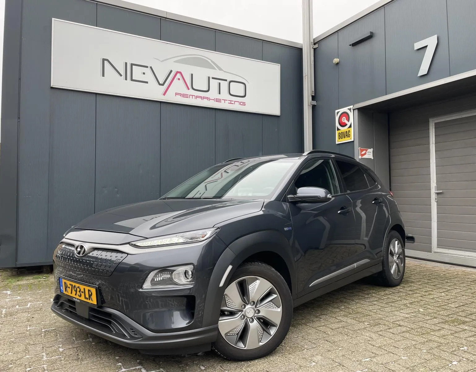 Hyundai KONA EV Premium 64 kWh LEDER 3 FASE LADEN bij viaBOVAG.nl