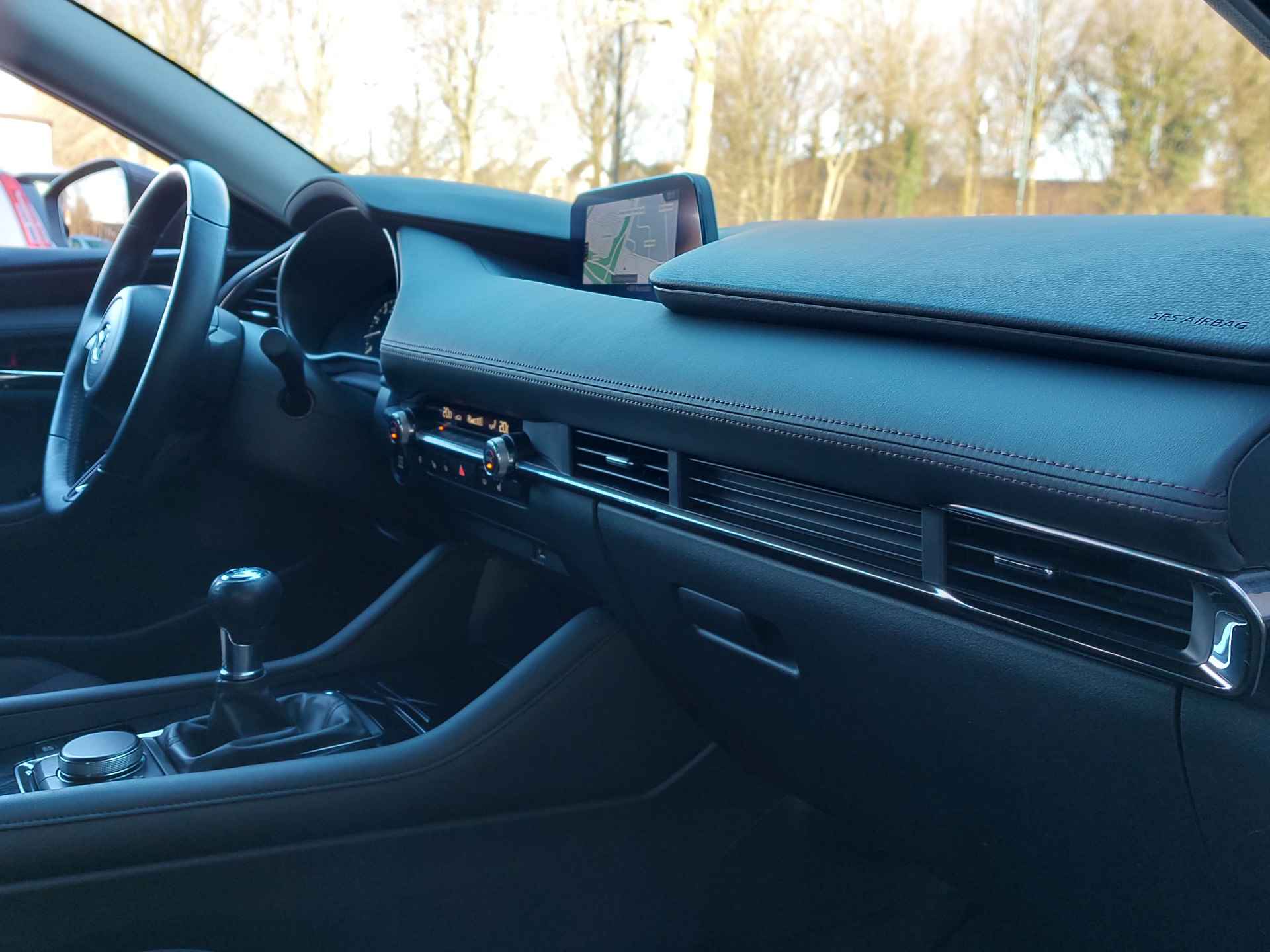 Mazda 3 2.0 e-SkyActiv-X M Hybrid 180pk Comfort | BOSE Sound | Navi + Apple Carplay | Adap. Cruise | Clima | Dodehoek+Rijstrooksensor | Keyless Entry | Pdc V+A+Camera | Stoel+Stuurverwarming | 16''lm - 34/51