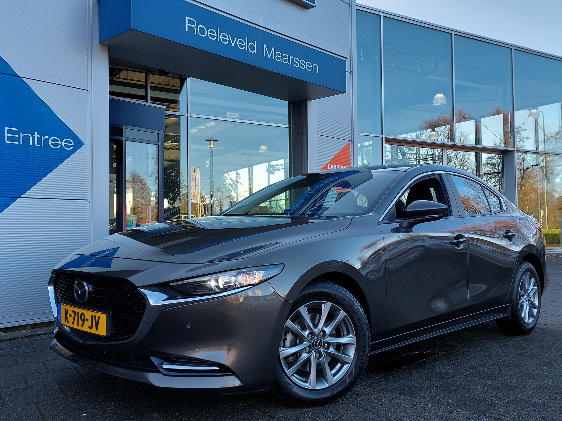 Mazda 3 2.0 e-SkyActiv-X M Hybrid 180pk Comfort | BOSE Sound | Navi + Apple Carplay | Adap. Cruise | Clima | Dodehoek+Rijstrooksensor | Keyless Entry | Pdc V+A+Camera | Stoel+Stuurverwarming | 16''lm