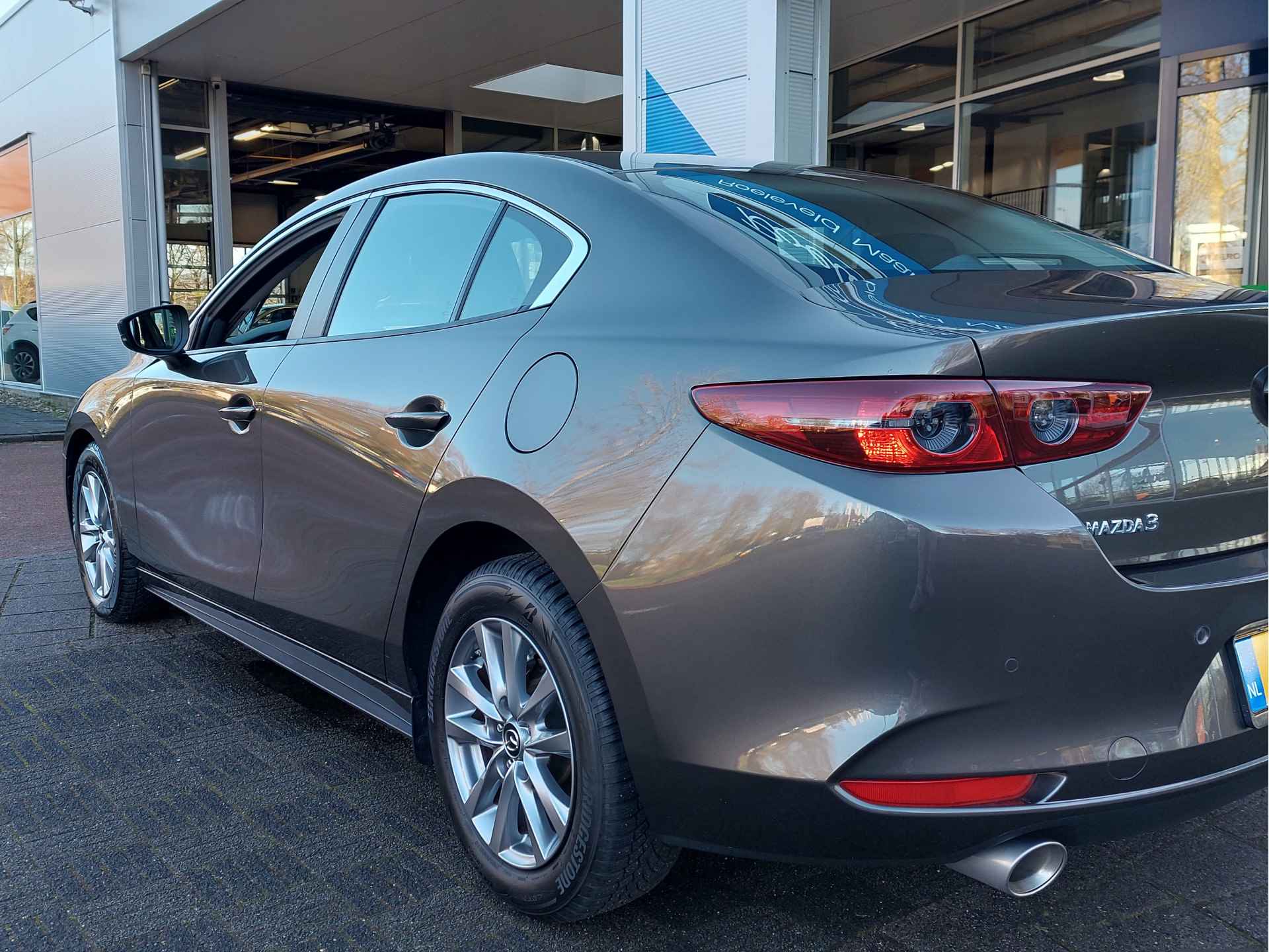 Mazda 3 2.0 e-SkyActiv-X M Hybrid 180pk Comfort | BOSE Sound | Navi + Apple Carplay | Adap. Cruise | Clima | Dodehoek+Rijstrooksensor | Keyless Entry | Pdc V+A+Camera | Stoel+Stuurverwarming | 16''lm - 43/51