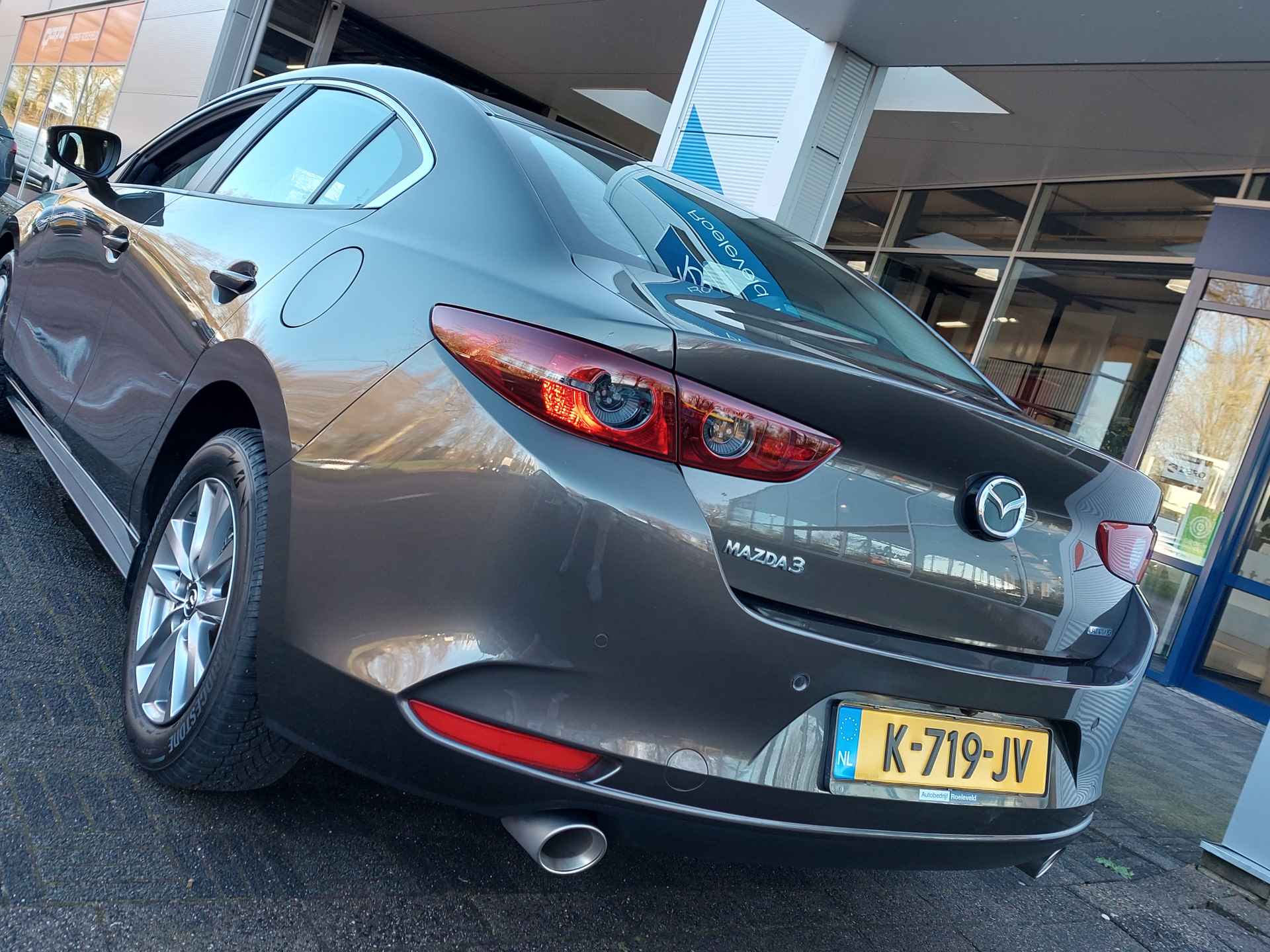 Mazda 3 2.0 e-SkyActiv-X M Hybrid 180pk Comfort | BOSE Sound | Navi + Apple Carplay | Adap. Cruise | Clima | Dodehoek+Rijstrooksensor | Keyless Entry | Pdc V+A+Camera | Stoel+Stuurverwarming | 16''lm - 44/51