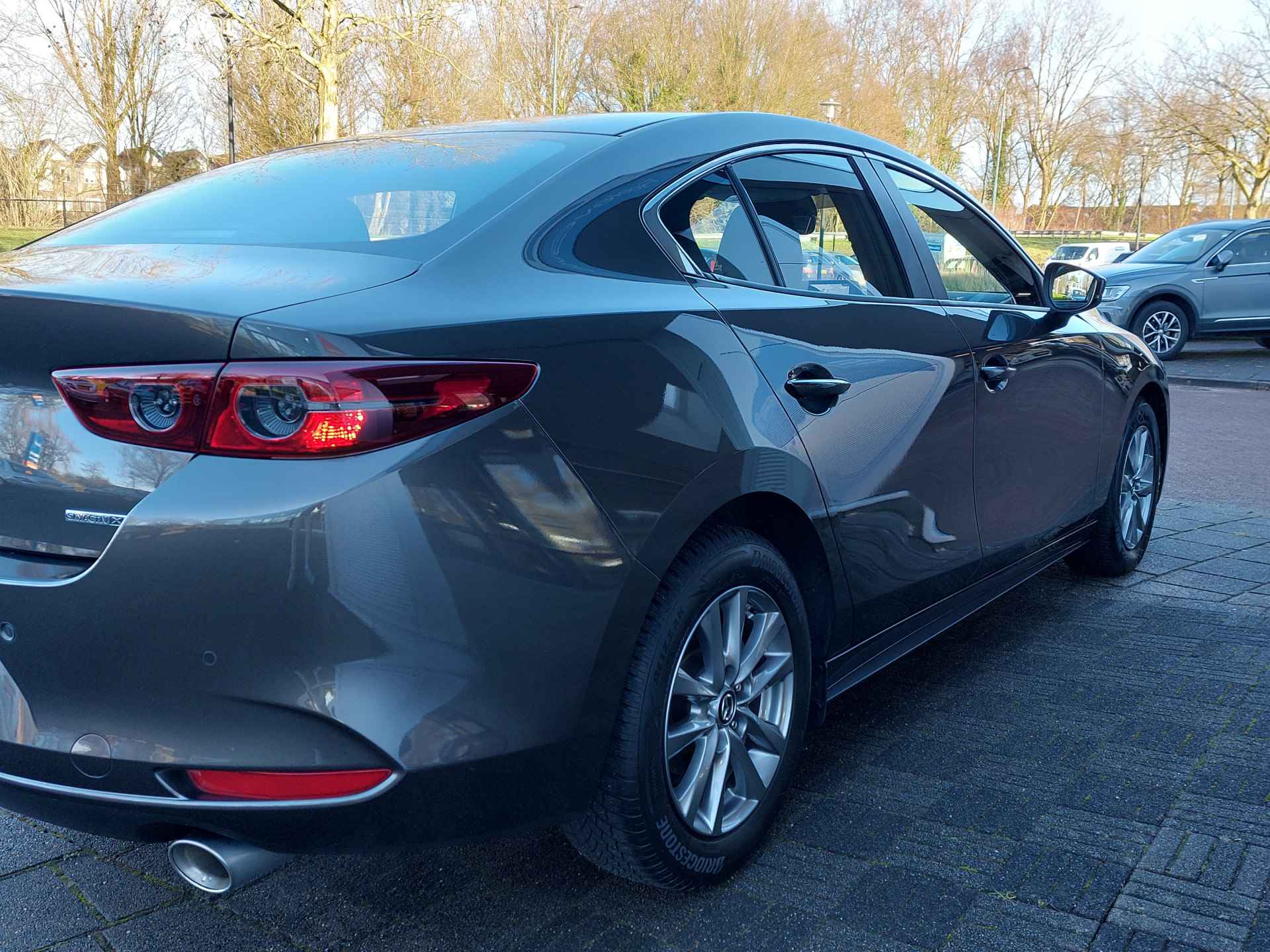 Mazda 3 2.0 e-SkyActiv-X M Hybrid 180pk Comfort | BOSE Sound | Navi + Apple Carplay | Adap. Cruise | Clima | Dodehoek+Rijstrooksensor | Keyless Entry | Pdc V+A+Camera | Stoel+Stuurverwarming | 16''lm - 46/51