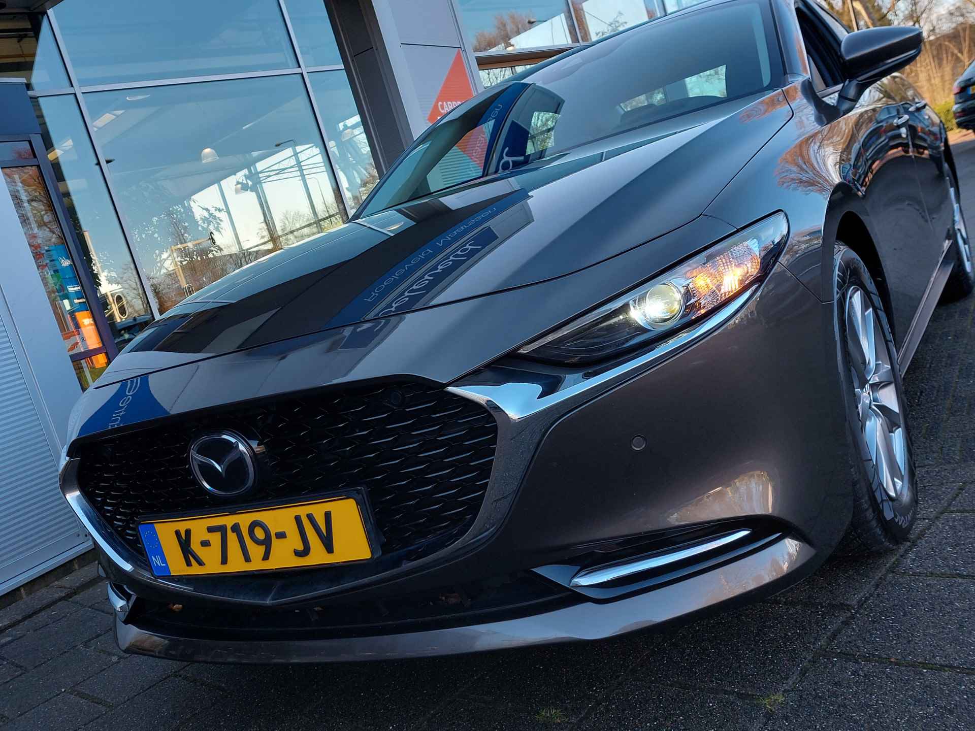 Mazda 3 2.0 e-SkyActiv-X M Hybrid 180pk Comfort | BOSE Sound | Navi + Apple Carplay | Adap. Cruise | Clima | Dodehoek+Rijstrooksensor | Keyless Entry | Pdc V+A+Camera | Stoel+Stuurverwarming | 16''lm - 48/51