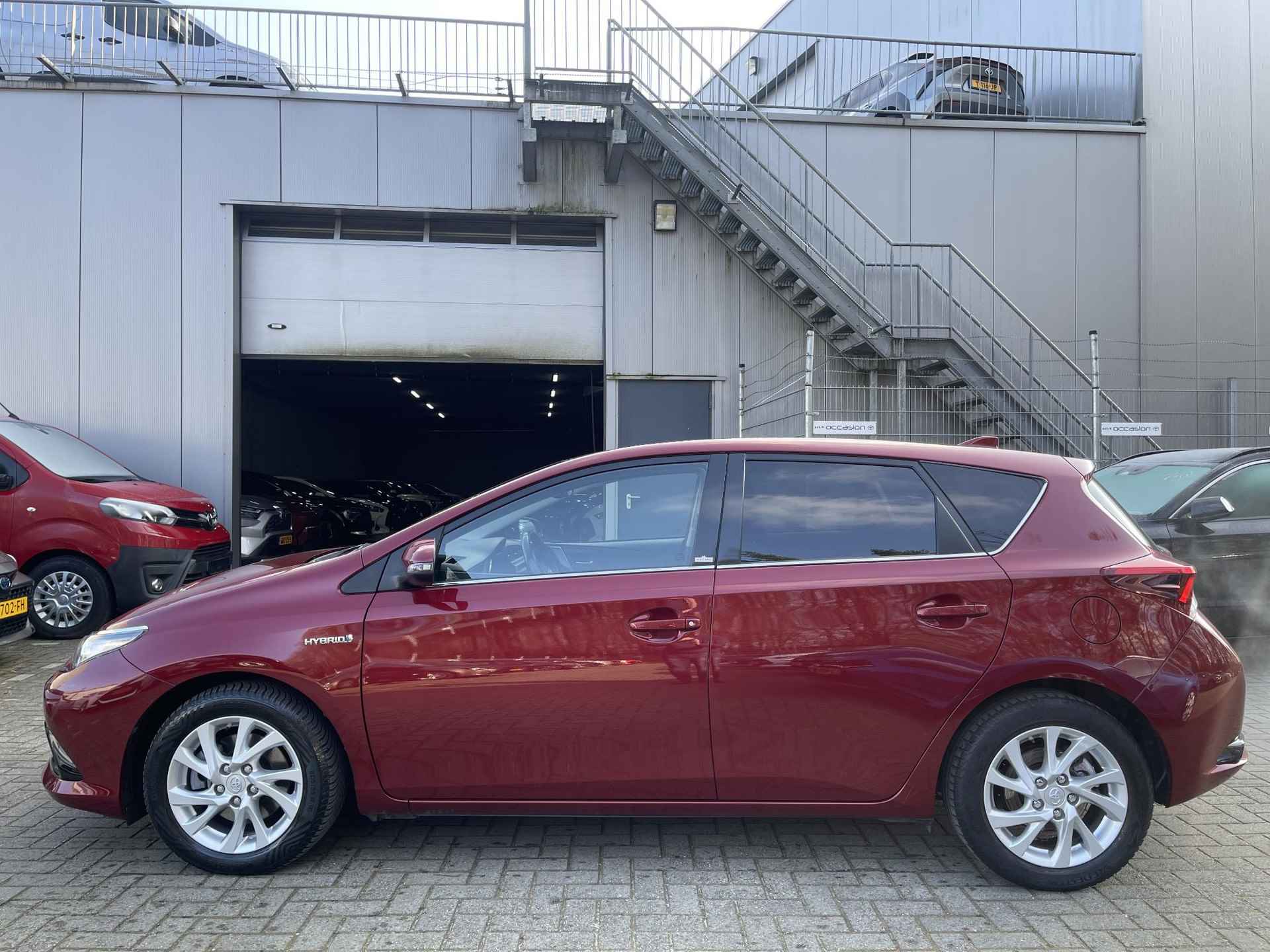 Toyota Auris 1.8 Hybrid Volcano Edition - 4/32