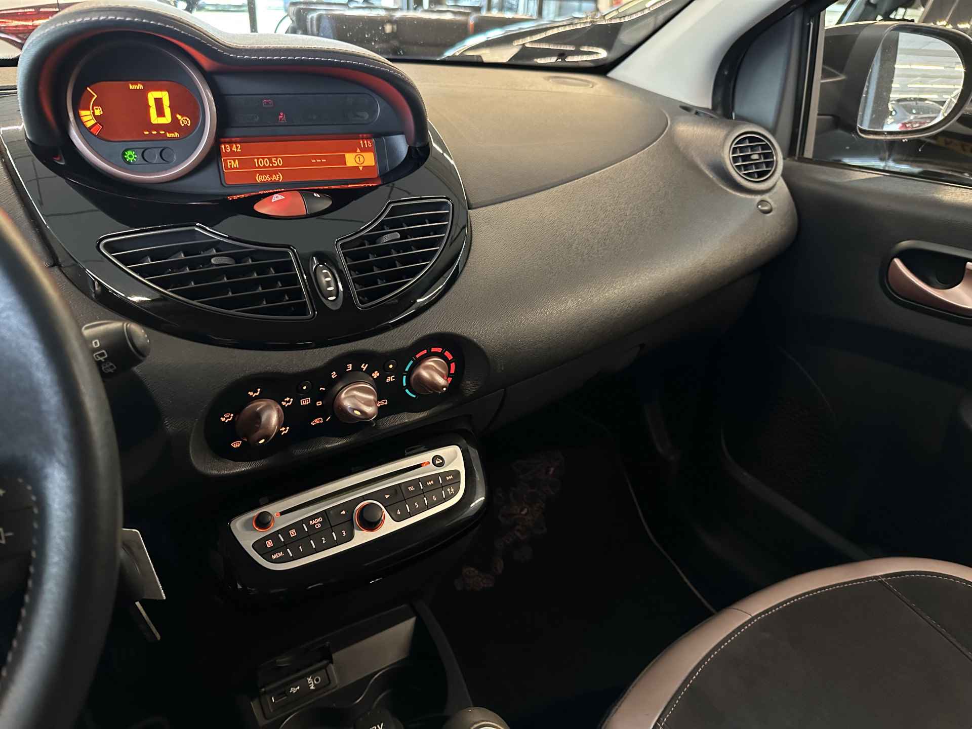 Renault Twingo 1.2-16V Miss Sixty | airco | cruise control | lichtmetalen velgen | 3 mnd volledige garantie! - 20/30