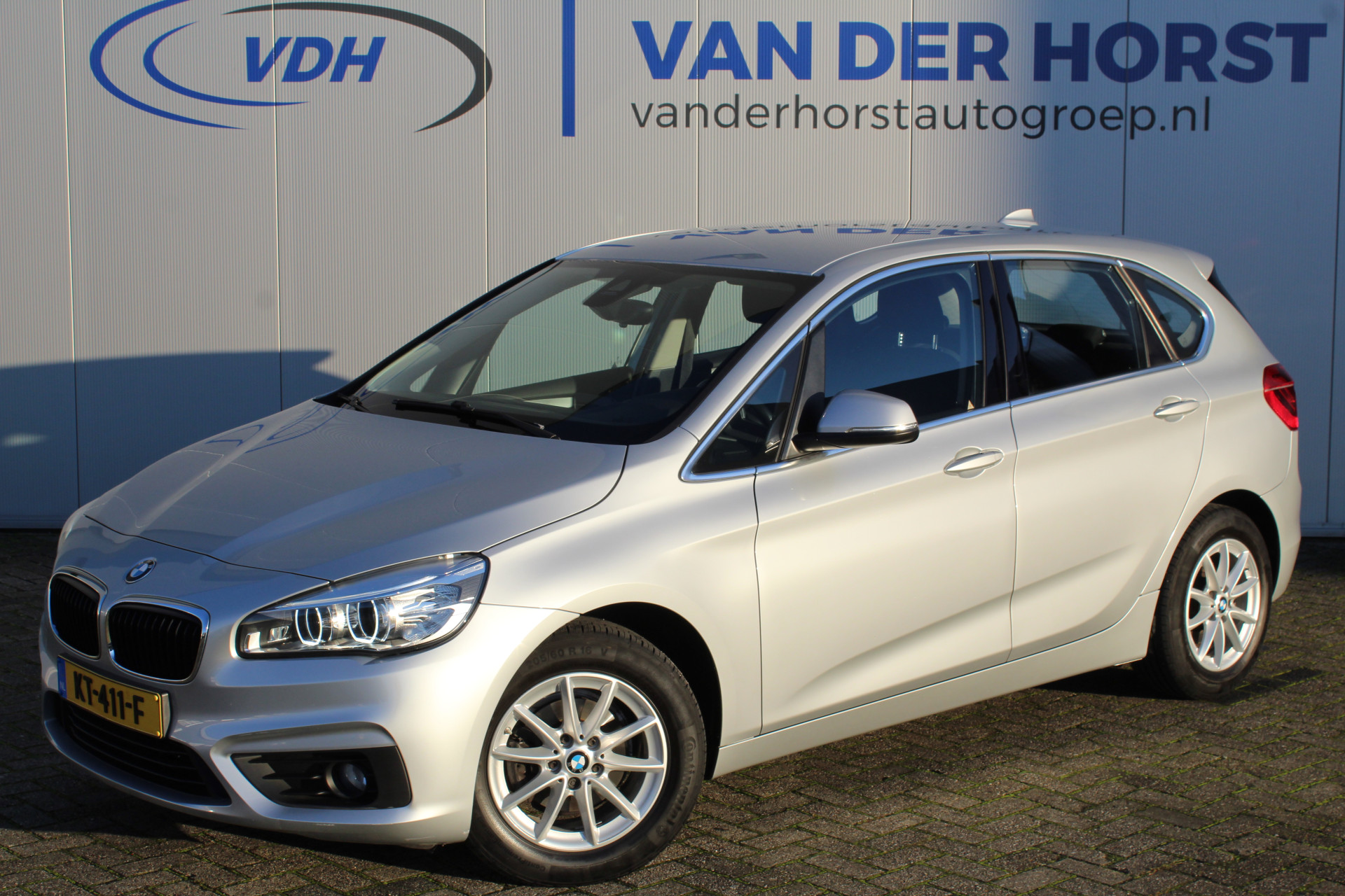 BMW 2 Serie Active Tourer 216i-102pk Centennial Executive. Zeer nette, goed onderhouden en erg fijn rijdende BMW ! Volautm. airco dual, cruise cntrl, navigatie, telefoonvoorb., boordcomputer, LM wielen, metallic lak, set winterwielen etc.