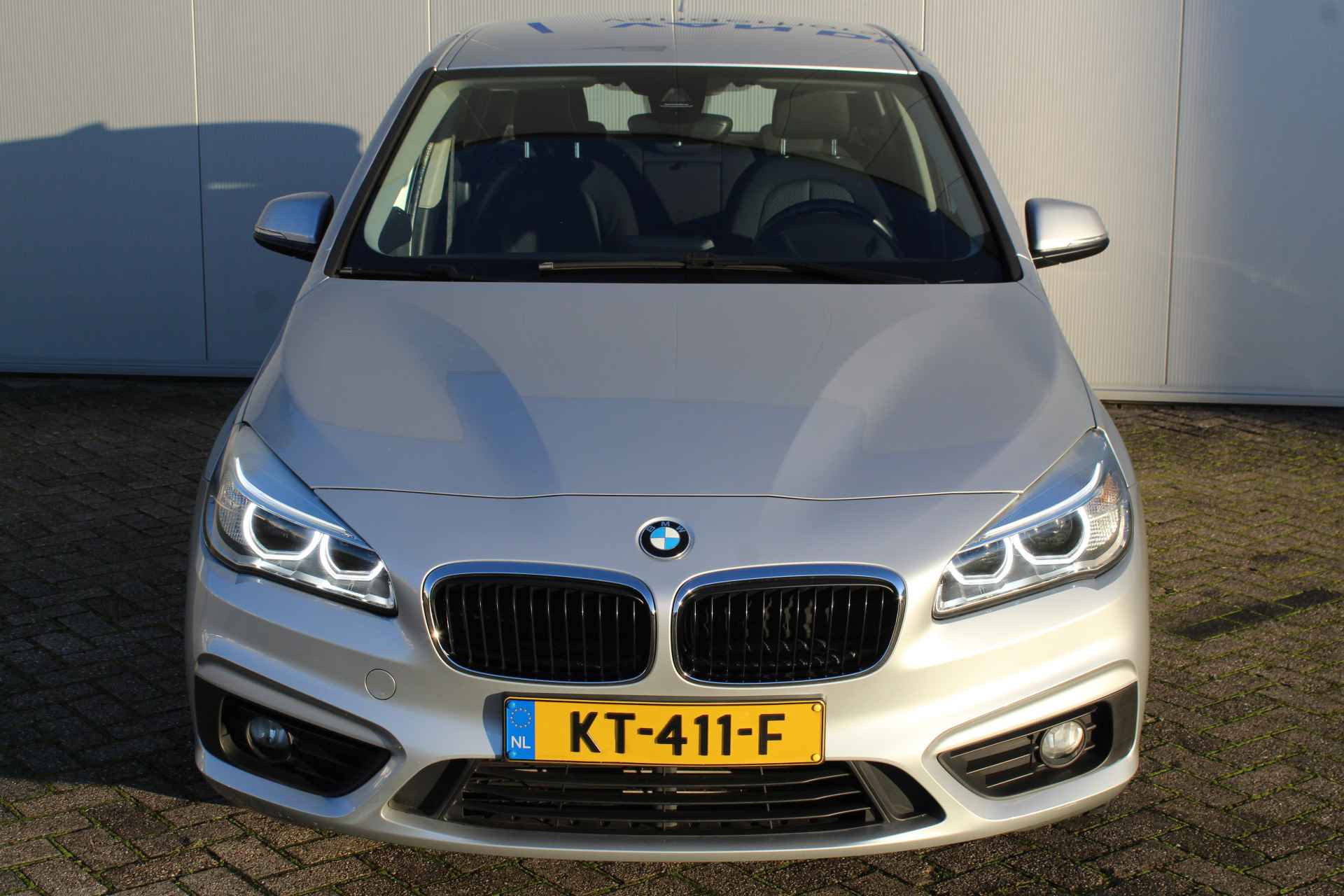 BMW 2 Serie Active Tourer 216i-102pk Centennial Executive. Zeer nette, goed onderhouden en erg fijn rijdende BMW ! Volautm. airco dual, cruise cntrl, navigatie, telefoonvoorb., boordcomputer, LM wielen, metallic lak, set winterwielen etc. - 4/46