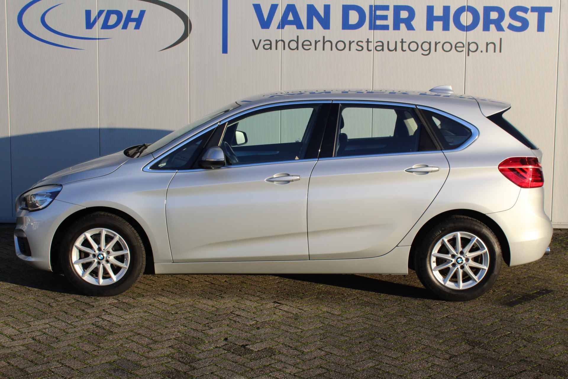 BMW 2 Serie Active Tourer 216i-102pk Centennial Executive. Zeer nette, goed onderhouden en erg fijn rijdende BMW ! Volautm. airco dual, cruise cntrl, navigatie, telefoonvoorb., boordcomputer, LM wielen, metallic lak, set winterwielen etc. - 6/46