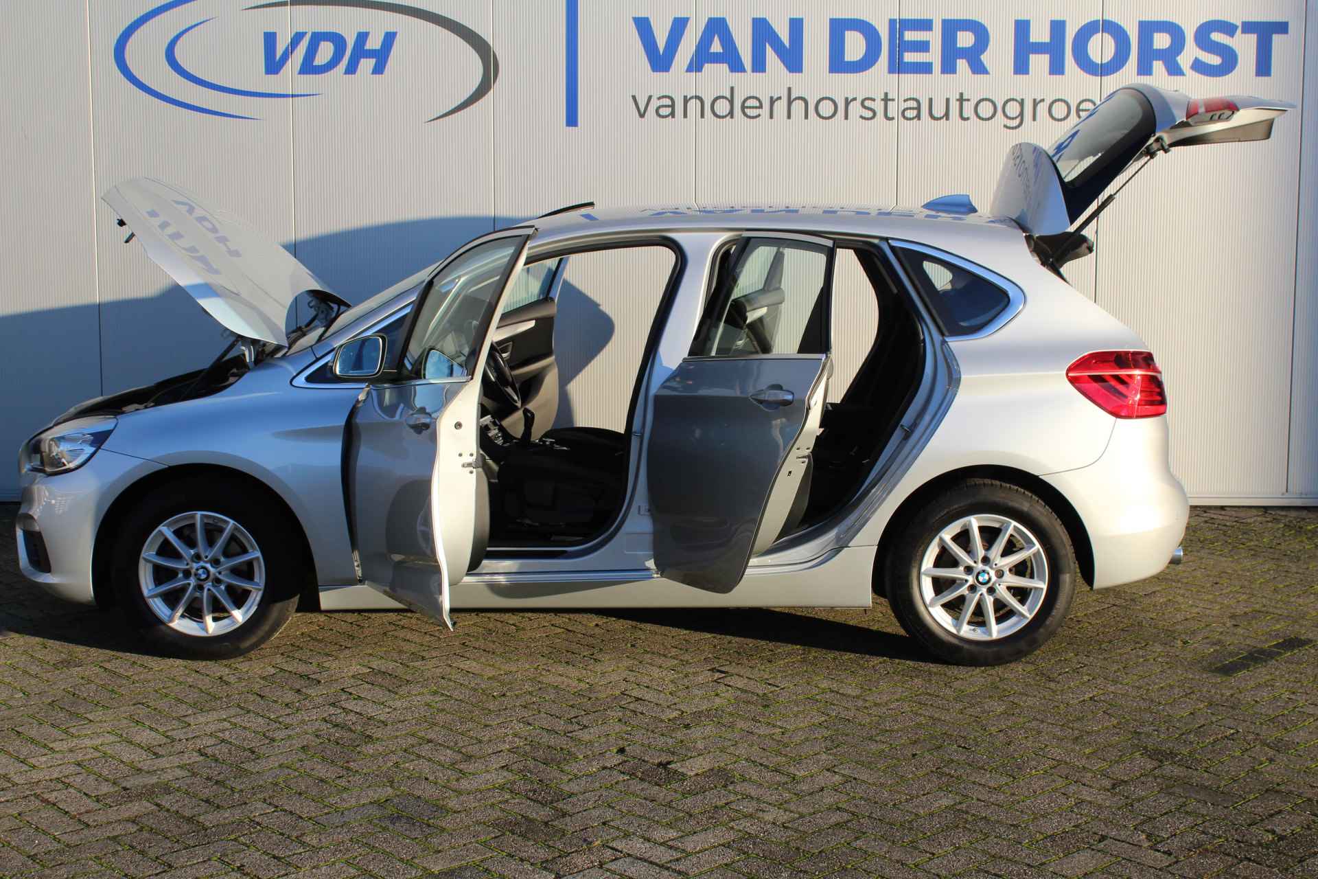 BMW 2 Serie Active Tourer 216i-102pk Centennial Executive. Zeer nette, goed onderhouden en erg fijn rijdende BMW ! Volautm. airco dual, cruise cntrl, navigatie, telefoonvoorb., boordcomputer, LM wielen, metallic lak, set winterwielen etc. - 7/46