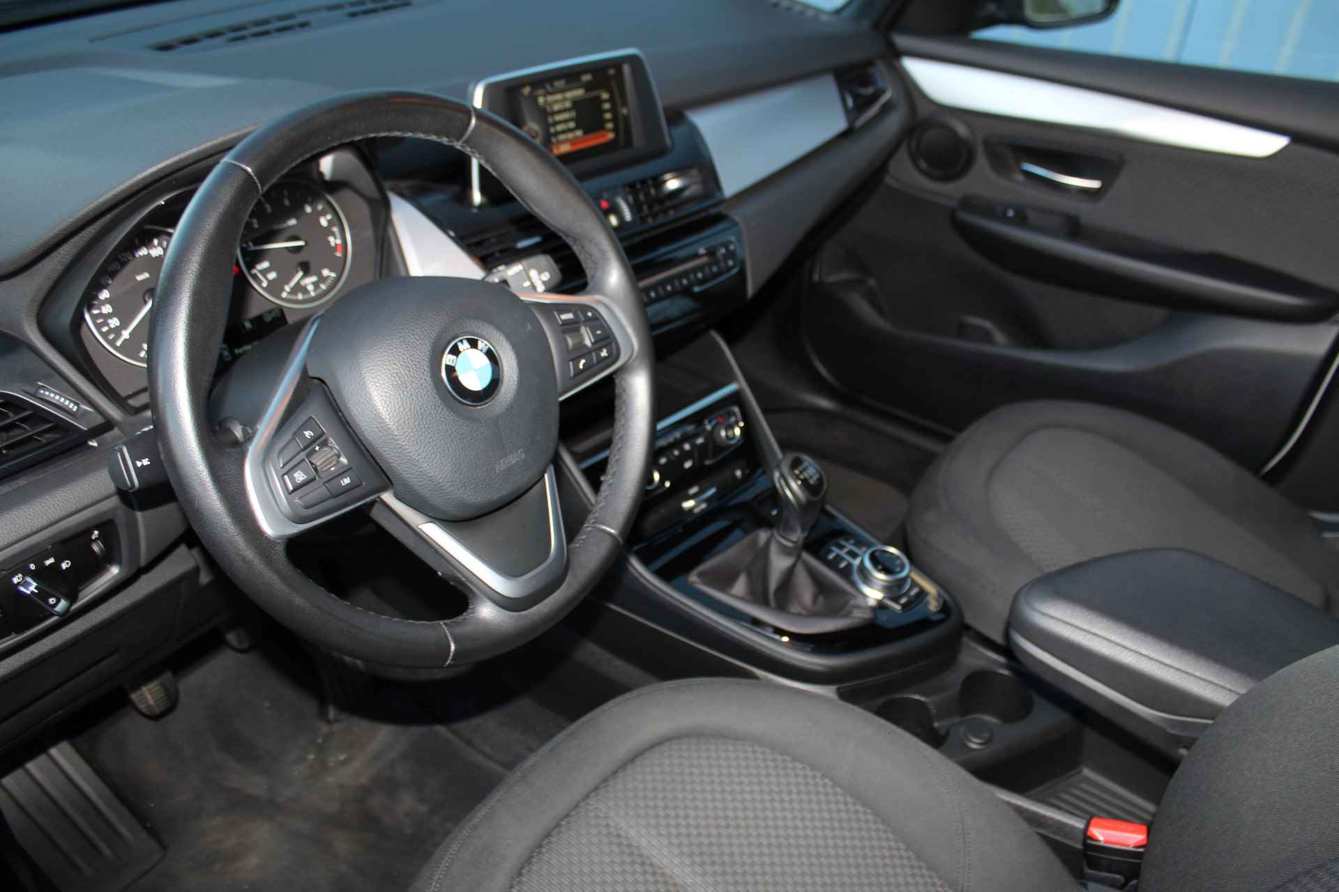 BMW 2 Serie Active Tourer 216i-102pk Centennial Executive. Zeer nette, goed onderhouden en erg fijn rijdende BMW ! Volautm. airco dual, cruise cntrl, navigatie, telefoonvoorb., boordcomputer, LM wielen, metallic lak, set winterwielen etc. - 33/46