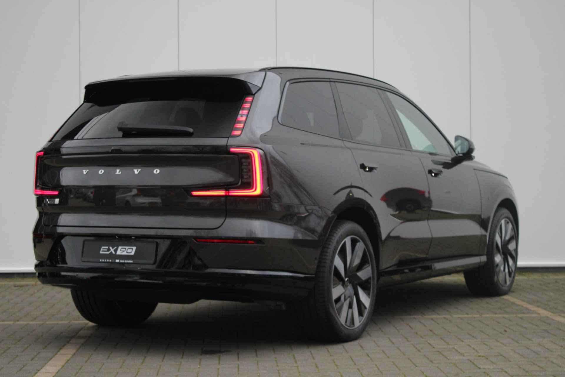 Volvo EX90 Twin Motor Performance Ultra 7p. 111 kWh, Luchtvering, Adaptieve Cruise Control met Pilot Assist, Premium audio by Bose, Elektrische voorstoelen + stuurwiel met geheugenfunctie, Verwarmbare voorstoelen + stuurwiel, Panoramisch dak, Voorstoelen met massagefunctie, 360 Parkeercamera, 4-Zone Climate Control, Head-Up Display, 21'' Lichtmetalen wielen - 2/28