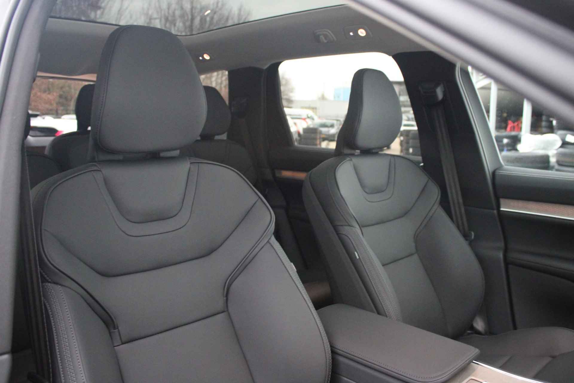 Volvo EX90 Twin Motor Performance Ultra 7p. 111 kWh, Luchtvering, Adaptieve Cruise Control met Pilot Assist, Premium audio by Bose, Elektrische voorstoelen + stuurwiel met geheugenfunctie, Verwarmbare voorstoelen + stuurwiel, Panoramisch dak, Voorstoelen met massagefunctie, 360 Parkeercamera, 4-Zone Climate Control, Head-Up Display, 21'' Lichtmetalen wielen - 4/28