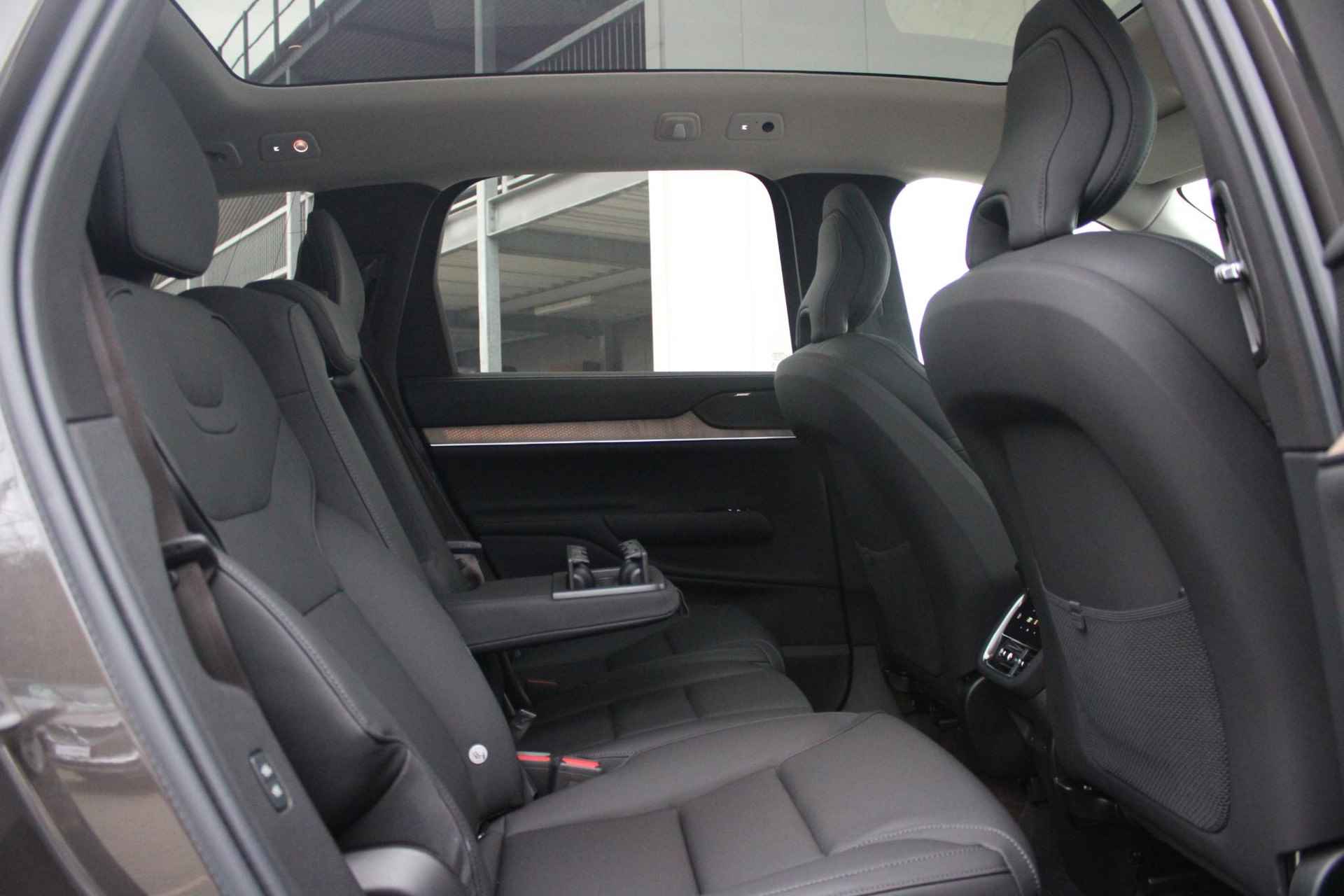 Volvo EX90 Twin Motor Performance Ultra 7p. 111 kWh, Luchtvering, Adaptieve Cruise Control met Pilot Assist, Premium audio by Bose, Elektrische voorstoelen + stuurwiel met geheugenfunctie, Verwarmbare voorstoelen + stuurwiel, Panoramisch dak, Voorstoelen met massagefunctie, 360 Parkeercamera, 4-Zone Climate Control, Head-Up Display, 21'' Lichtmetalen wielen - 5/28