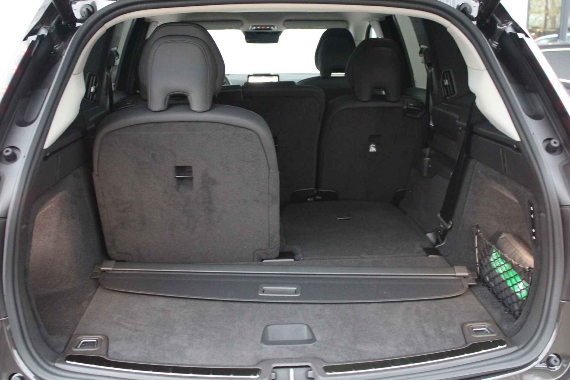 Volvo EX90 Twin Motor Performance Ultra 7p. 111 kWh, Luchtvering, Adaptieve Cruise Control met Pilot Assist, Premium audio by Bose, Elektrische voorstoelen + stuurwiel met geheugenfunctie, Verwarmbare voorstoelen + stuurwiel, Panoramisch dak, Voorstoelen met massagefunctie, 360 Parkeercamera, 4-Zone Climate Control, Head-Up Display, 21'' Lichtmetalen wielen - 9/28