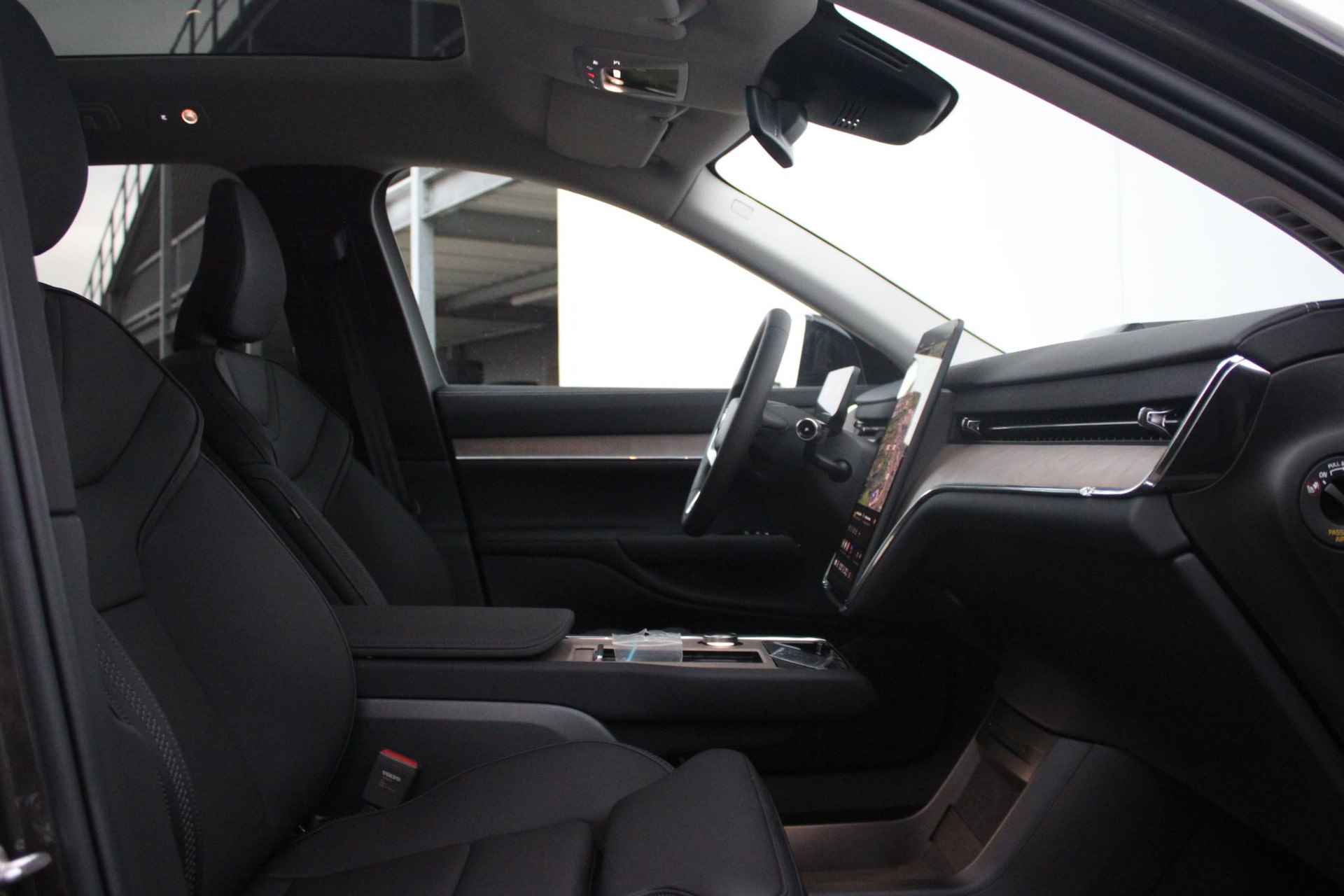 Volvo EX90 Twin Motor Performance Ultra 7p. 111 kWh, Luchtvering, Adaptieve Cruise Control met Pilot Assist, Premium audio by Bose, Elektrische voorstoelen + stuurwiel met geheugenfunctie, Verwarmbare voorstoelen + stuurwiel, Panoramisch dak, Voorstoelen met massagefunctie, 360 Parkeercamera, 4-Zone Climate Control, Head-Up Display, 21'' Lichtmetalen wielen - 10/28