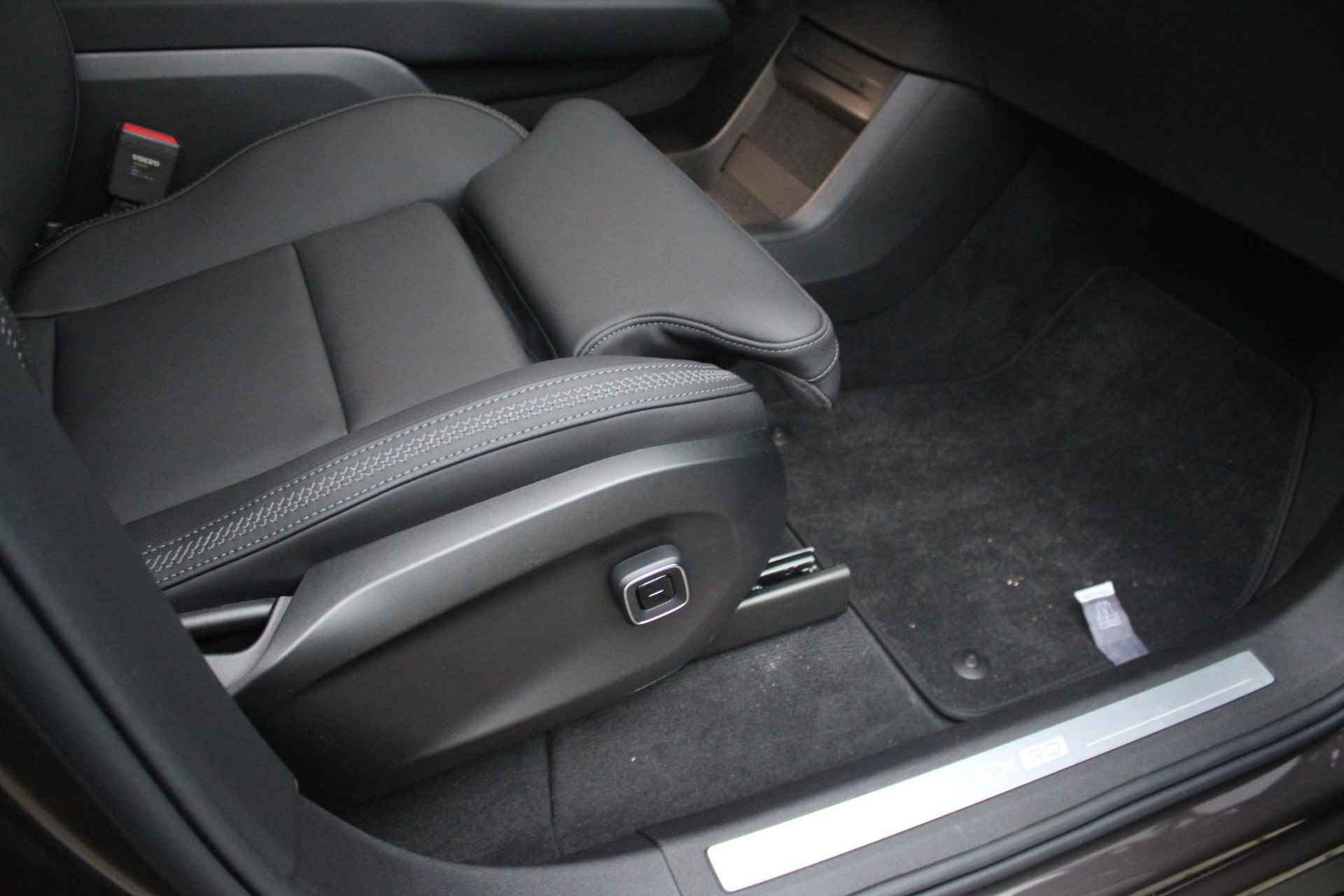 Volvo EX90 Twin Motor Performance Ultra 7p. 111 kWh, Luchtvering, Adaptieve Cruise Control met Pilot Assist, Premium audio by Bose, Elektrische voorstoelen + stuurwiel met geheugenfunctie, Verwarmbare voorstoelen + stuurwiel, Panoramisch dak, Voorstoelen met massagefunctie, 360 Parkeercamera, 4-Zone Climate Control, Head-Up Display, 21'' Lichtmetalen wielen - 15/28