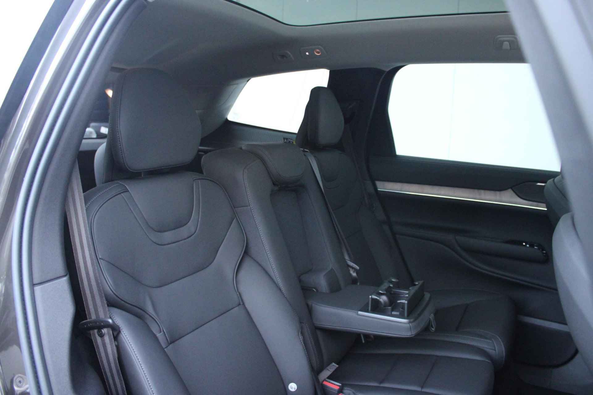 Volvo EX90 Twin Motor Performance Ultra 7p. 111 kWh, Luchtvering, Adaptieve Cruise Control met Pilot Assist, Premium audio by Bose, Elektrische voorstoelen + stuurwiel met geheugenfunctie, Verwarmbare voorstoelen + stuurwiel, Panoramisch dak, Voorstoelen met massagefunctie, 360 Parkeercamera, 4-Zone Climate Control, Head-Up Display, 21'' Lichtmetalen wielen - 22/28