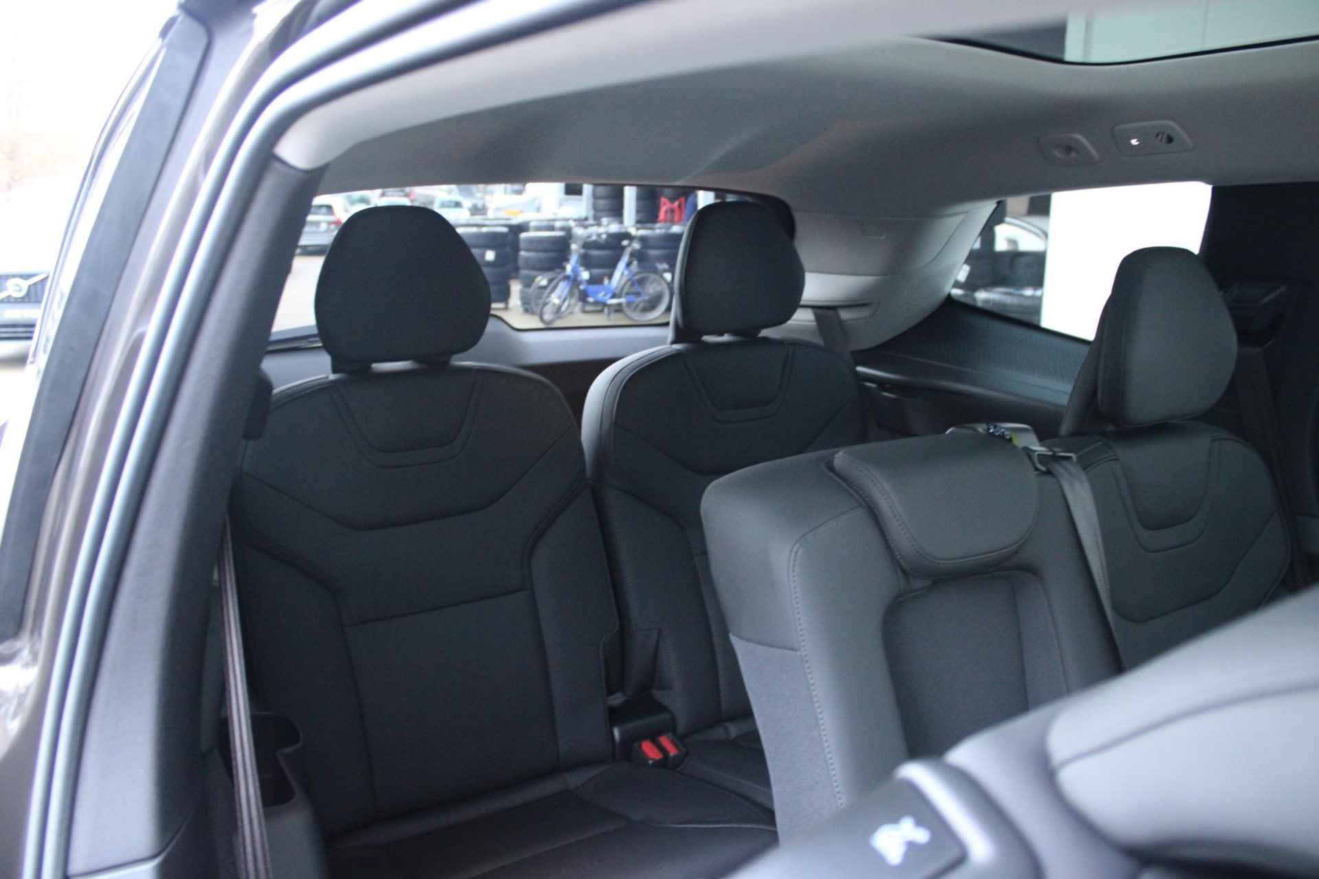 Volvo EX90 Twin Motor Performance Ultra 7p. 111 kWh, Luchtvering, Adaptieve Cruise Control met Pilot Assist, Premium audio by Bose, Elektrische voorstoelen + stuurwiel met geheugenfunctie, Verwarmbare voorstoelen + stuurwiel, Panoramisch dak, Voorstoelen met massagefunctie, 360 Parkeercamera, 4-Zone Climate Control, Head-Up Display, 21'' Lichtmetalen wielen - 23/28