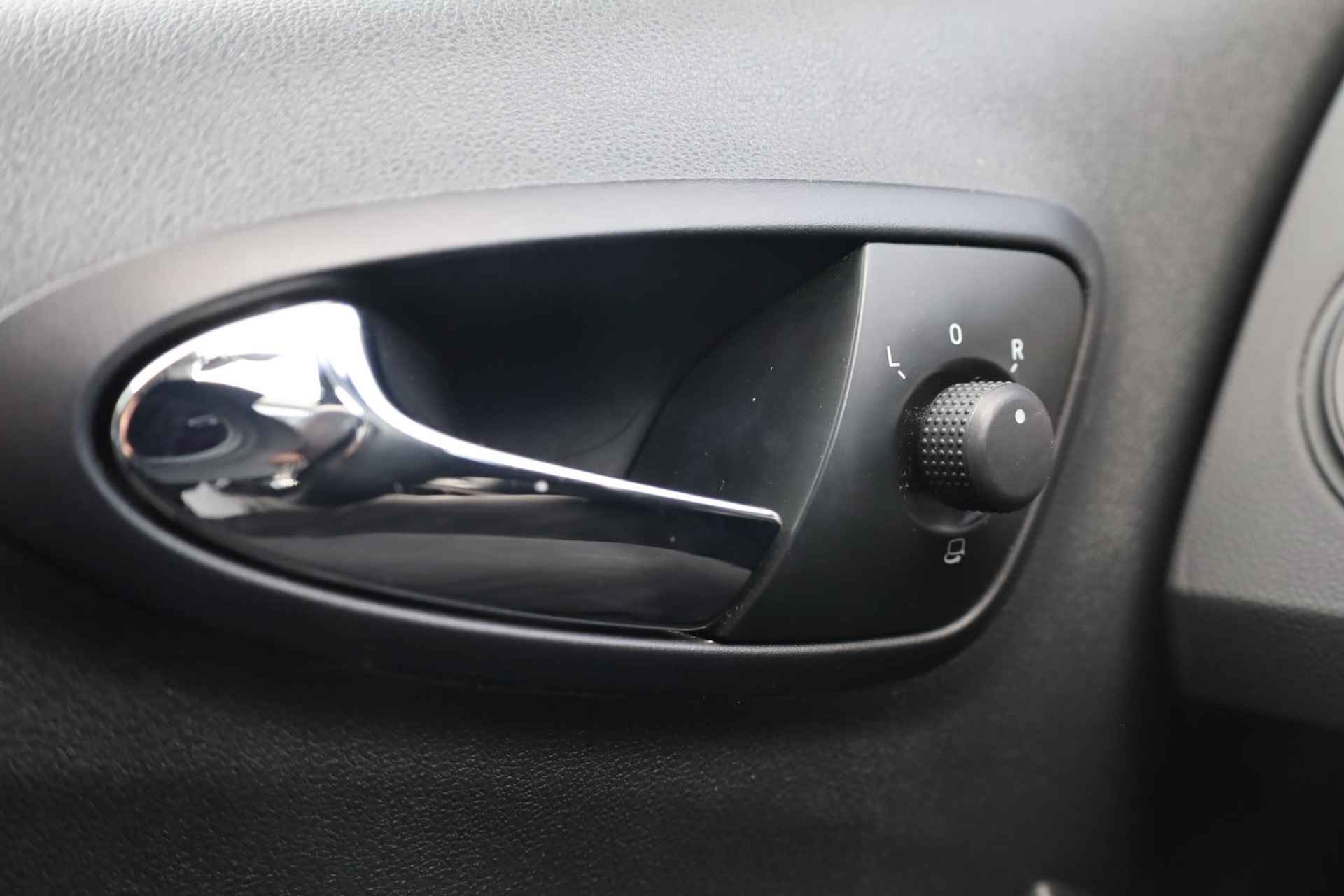 SEAT Ibiza 1.0 EcoTSI Style Connect 95PK / 70kW, 16" LMV zwart, navigatie, cruise control, parkeersensoren, multifunctioneel lederen stuurwiel, licht sensor, zwarte spiegelkappen + zwarte accenten, spiegels elektrisch inklapbaar - 12/38