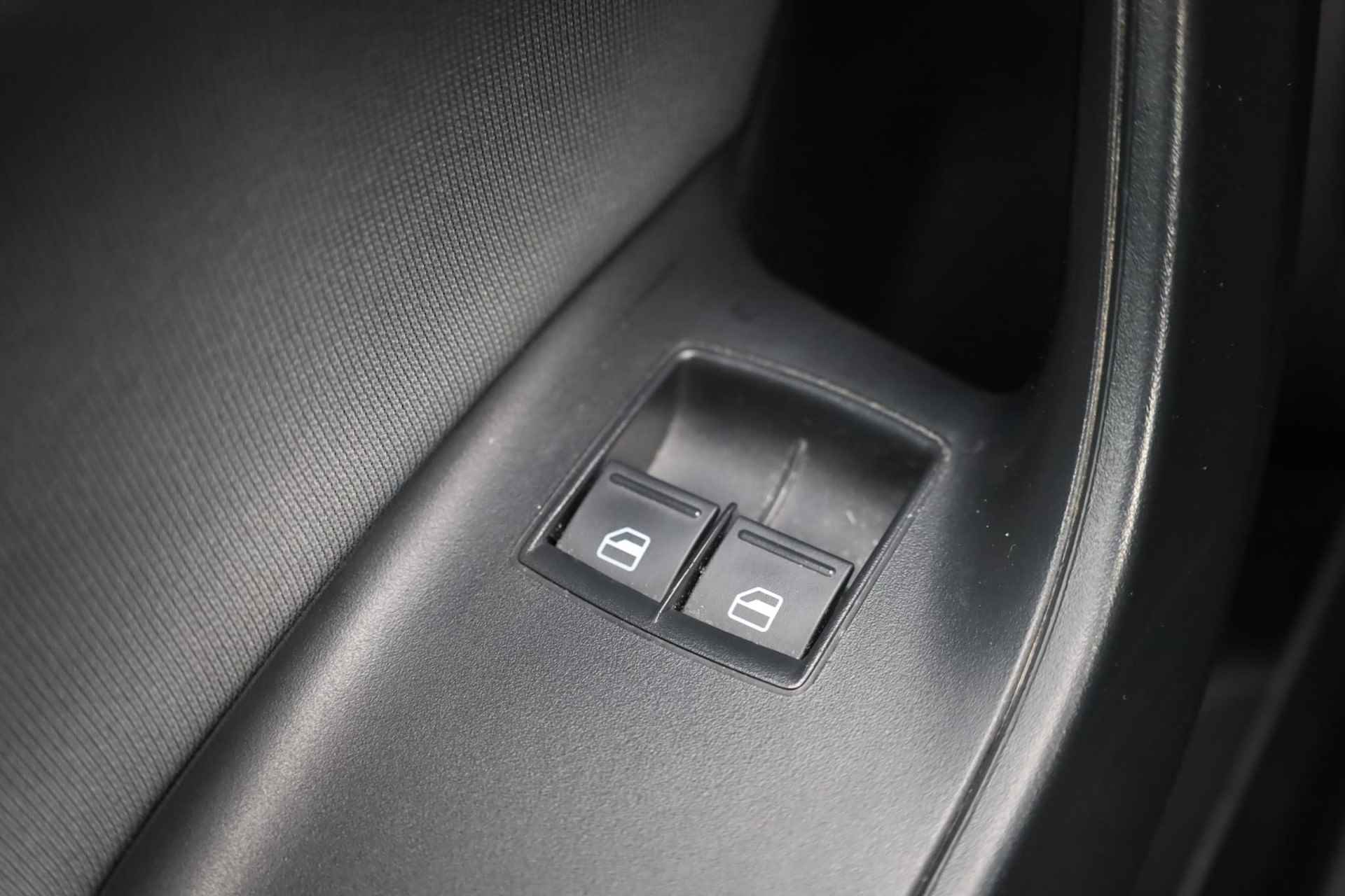 SEAT Ibiza 1.0 EcoTSI Style Connect 95PK / 70kW, 16" LMV zwart, navigatie, cruise control, parkeersensoren, multifunctioneel lederen stuurwiel, licht sensor, zwarte spiegelkappen + zwarte accenten, spiegels elektrisch inklapbaar - 13/38