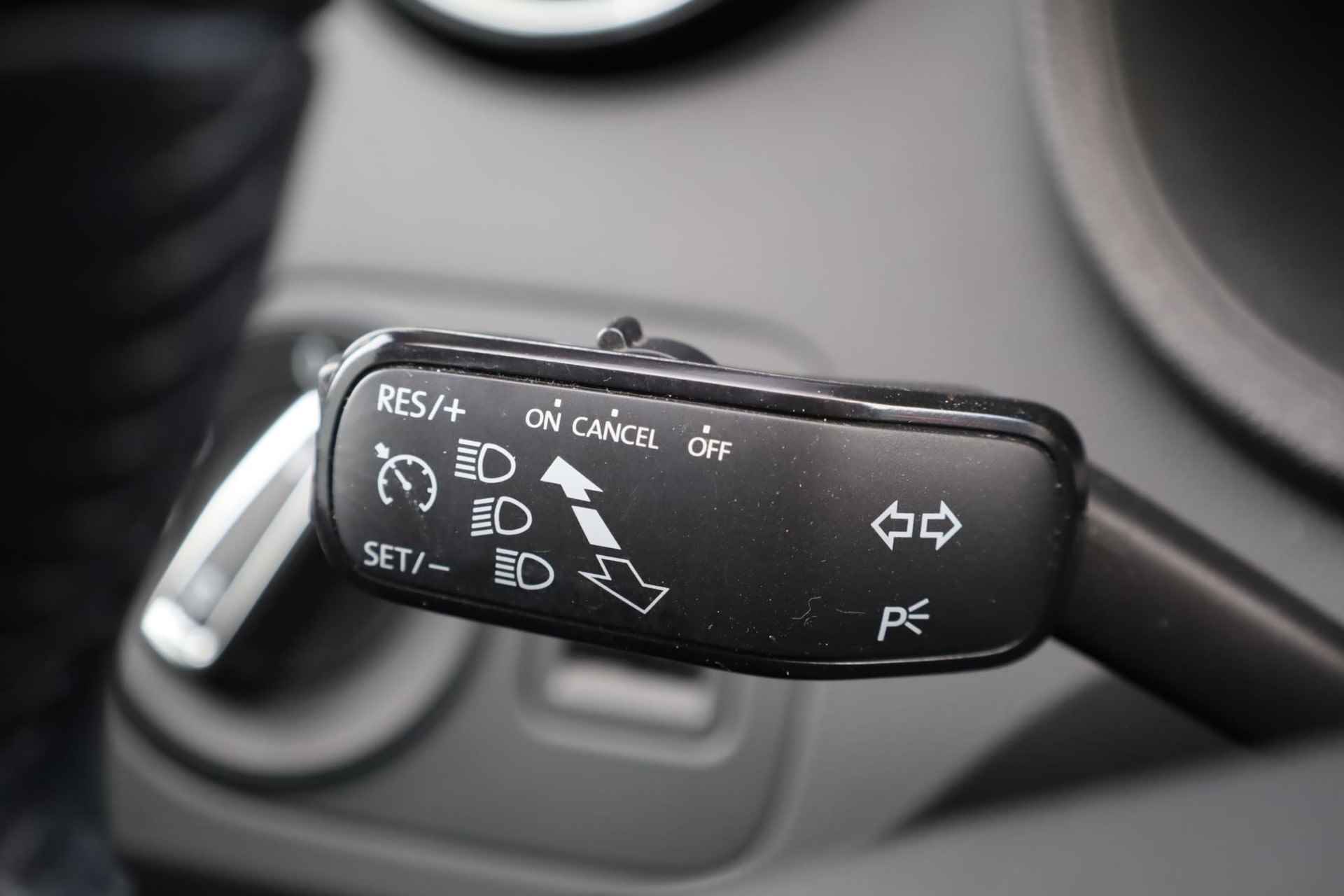 SEAT Ibiza 1.0 EcoTSI Style Connect 95PK / 70kW, 16" LMV zwart, navigatie, cruise control, parkeersensoren, multifunctioneel lederen stuurwiel, licht sensor, zwarte spiegelkappen + zwarte accenten, spiegels elektrisch inklapbaar - 15/38