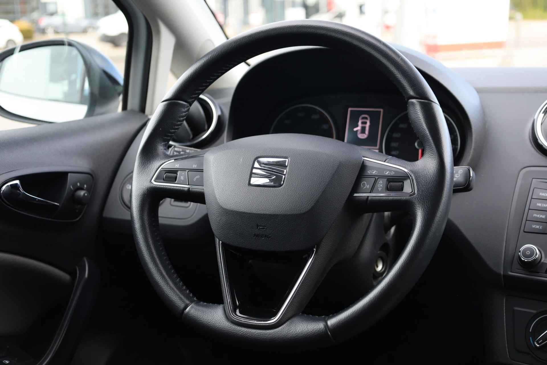 SEAT Ibiza 1.0 EcoTSI Style Connect 95PK / 70kW, 16" LMV zwart, navigatie, cruise control, parkeersensoren, multifunctioneel lederen stuurwiel, licht sensor, zwarte spiegelkappen + zwarte accenten, spiegels elektrisch inklapbaar - 20/38