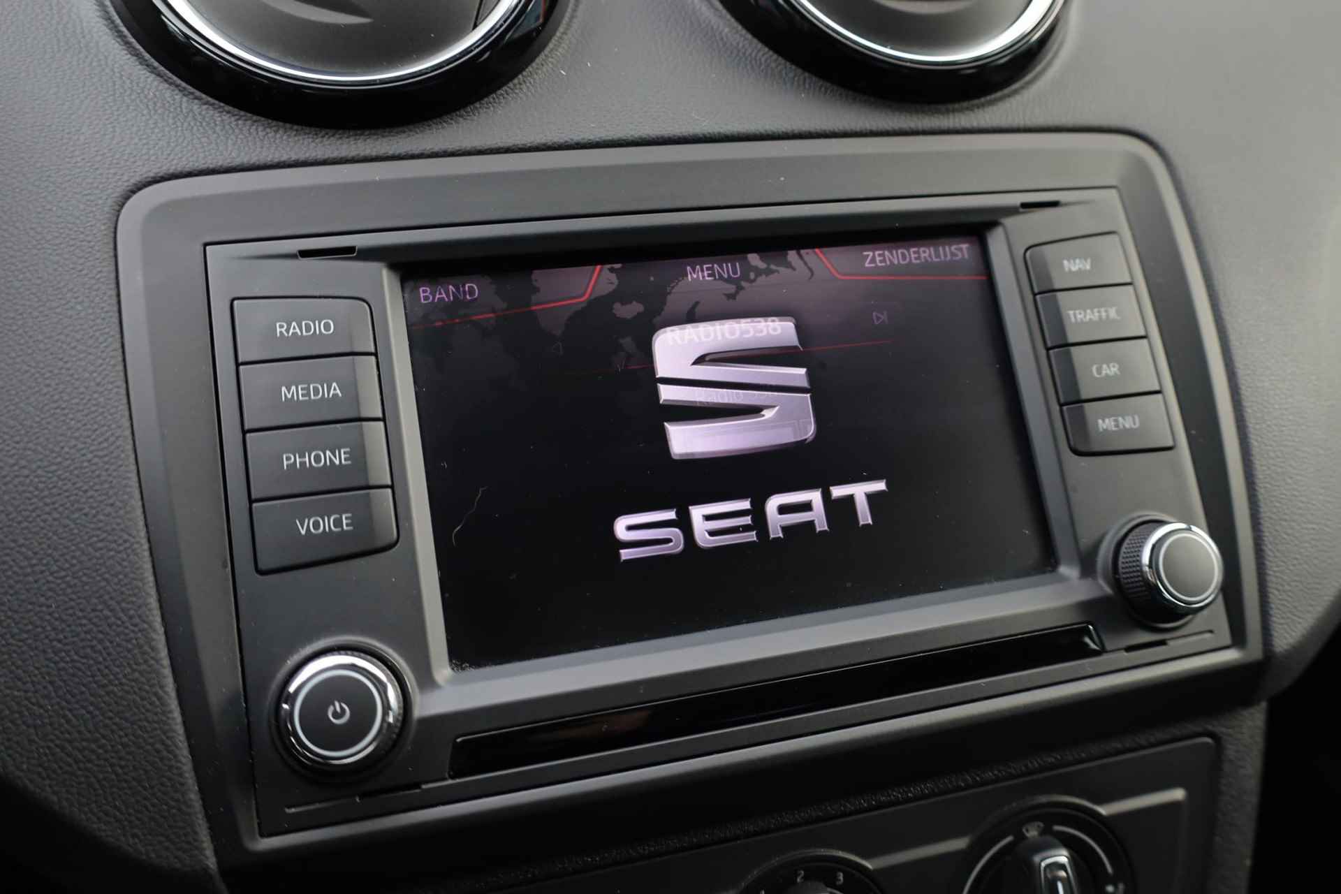 SEAT Ibiza 1.0 EcoTSI Style Connect 95PK / 70kW, 16" LMV zwart, navigatie, cruise control, parkeersensoren, multifunctioneel lederen stuurwiel, licht sensor, zwarte spiegelkappen + zwarte accenten, spiegels elektrisch inklapbaar - 21/38