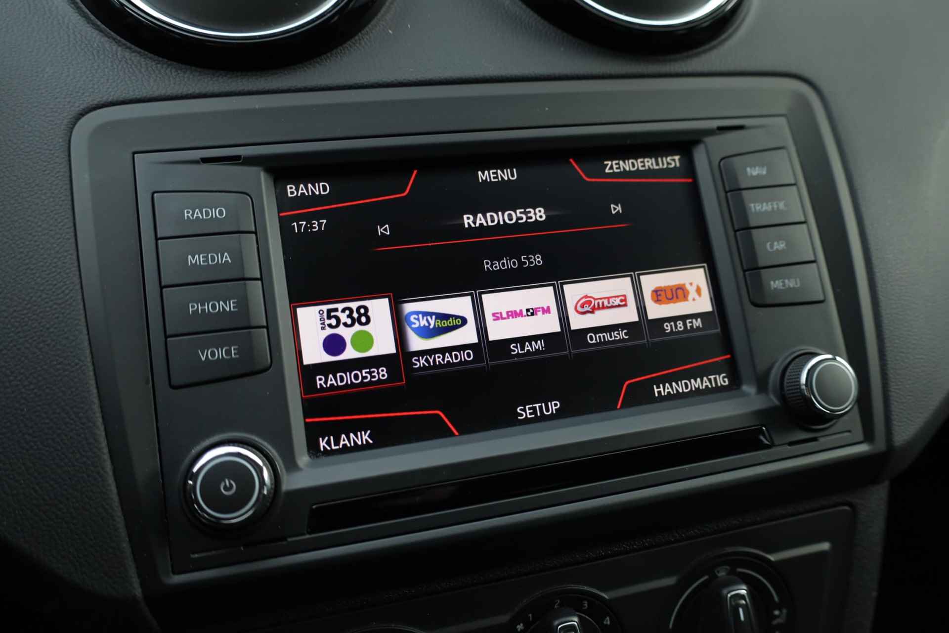 SEAT Ibiza 1.0 EcoTSI Style Connect 95PK / 70kW, 16" LMV zwart, navigatie, cruise control, parkeersensoren, multifunctioneel lederen stuurwiel, licht sensor, zwarte spiegelkappen + zwarte accenten, spiegels elektrisch inklapbaar - 22/38
