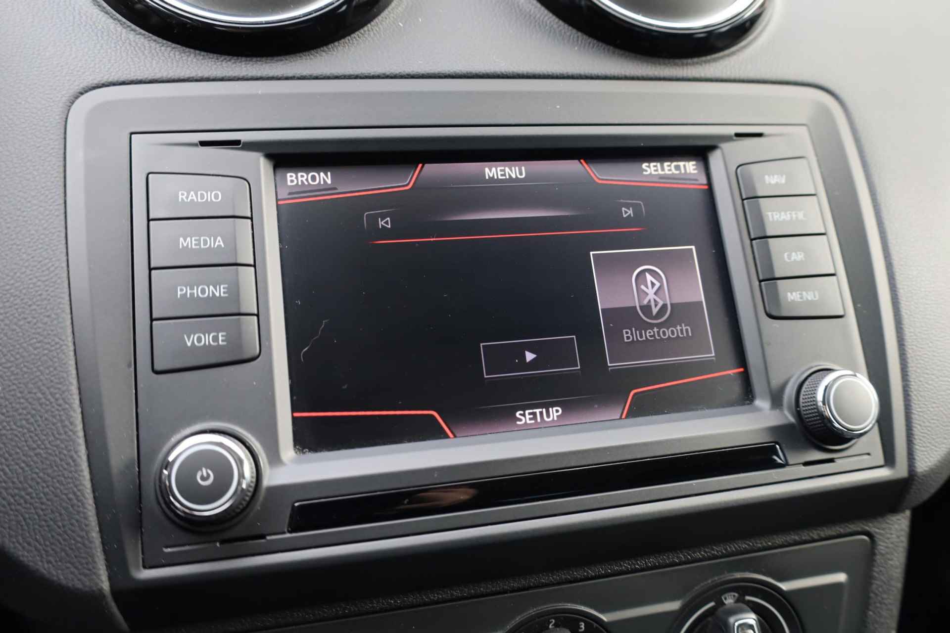 SEAT Ibiza 1.0 EcoTSI Style Connect 95PK / 70kW, 16" LMV zwart, navigatie, cruise control, parkeersensoren, multifunctioneel lederen stuurwiel, licht sensor, zwarte spiegelkappen + zwarte accenten, spiegels elektrisch inklapbaar - 23/38
