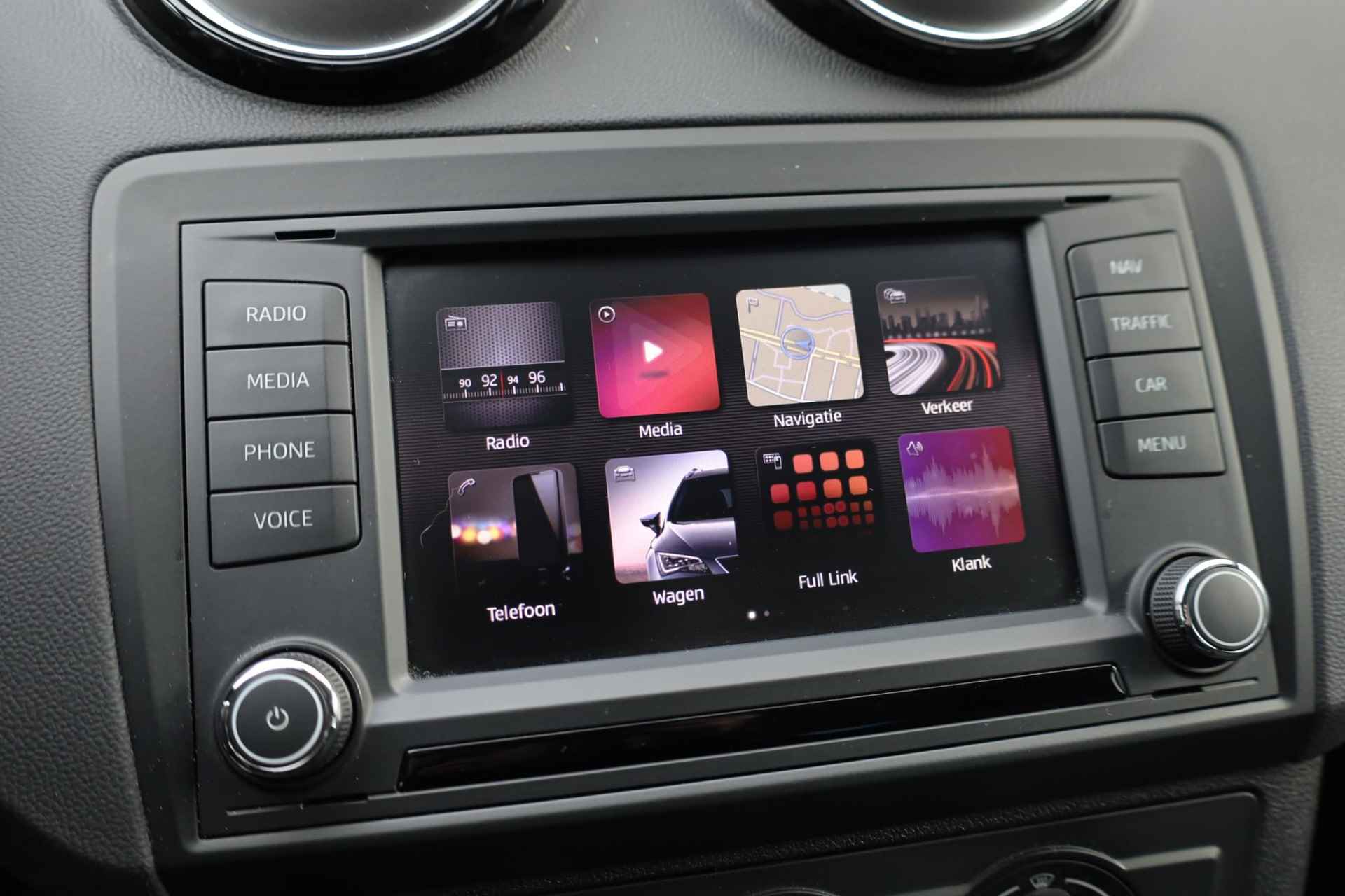SEAT Ibiza 1.0 EcoTSI Style Connect 95PK / 70kW, 16" LMV zwart, navigatie, cruise control, parkeersensoren, multifunctioneel lederen stuurwiel, licht sensor, zwarte spiegelkappen + zwarte accenten, spiegels elektrisch inklapbaar - 28/38