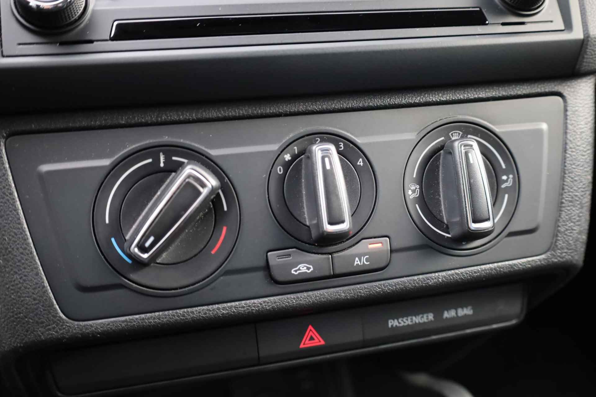 SEAT Ibiza 1.0 EcoTSI Style Connect 95PK / 70kW, 16" LMV zwart, navigatie, cruise control, parkeersensoren, multifunctioneel lederen stuurwiel, licht sensor, zwarte spiegelkappen + zwarte accenten, spiegels elektrisch inklapbaar - 30/38