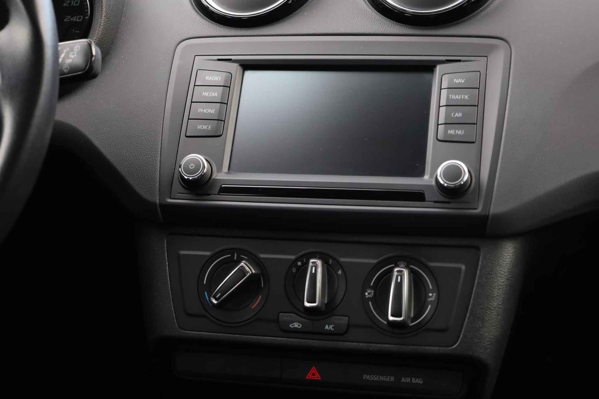 SEAT Ibiza 1.0 EcoTSI Style Connect 95PK / 70kW, 16" LMV zwart, navigatie, cruise control, parkeersensoren, multifunctioneel lederen stuurwiel, licht sensor, zwarte spiegelkappen + zwarte accenten, spiegels elektrisch inklapbaar - 31/38